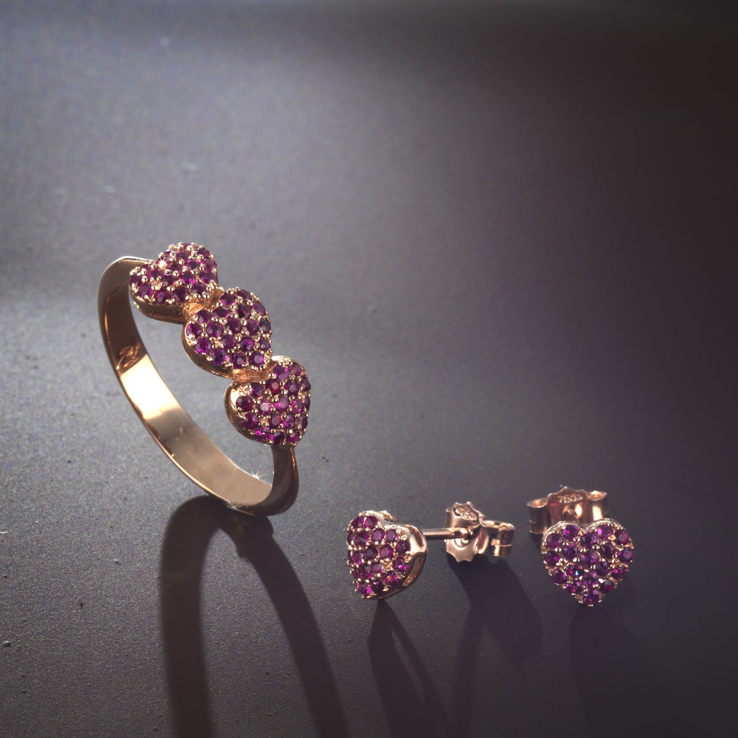 ANELLO TRILOGY CON CUORI IN ORO ROSA 18 CARATI E RUBINI