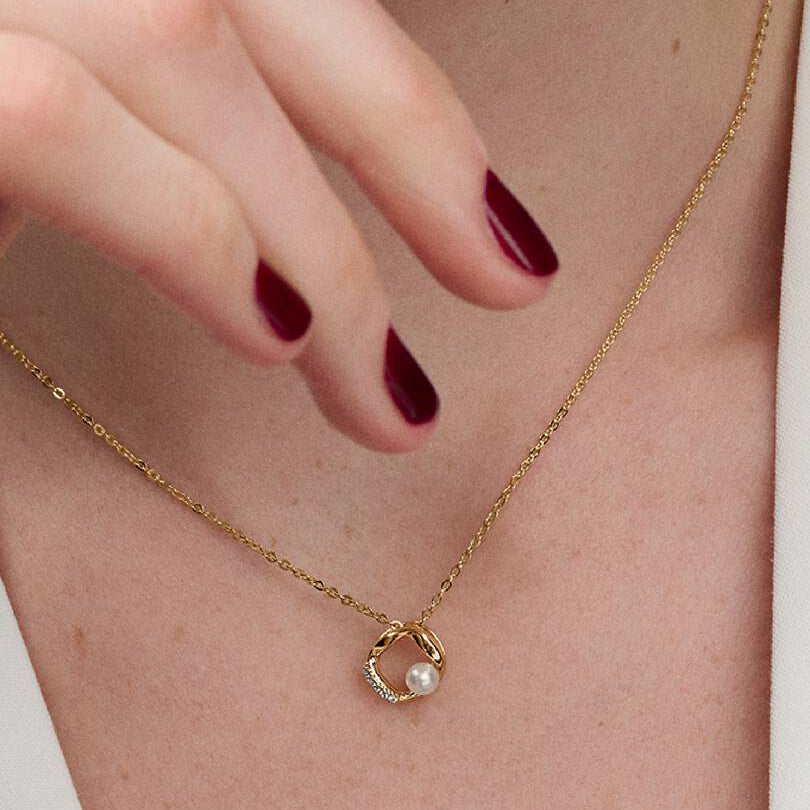 COLLANA PANDORA DORATA CERCHIO LINEA SINUOSA CON PERLA
