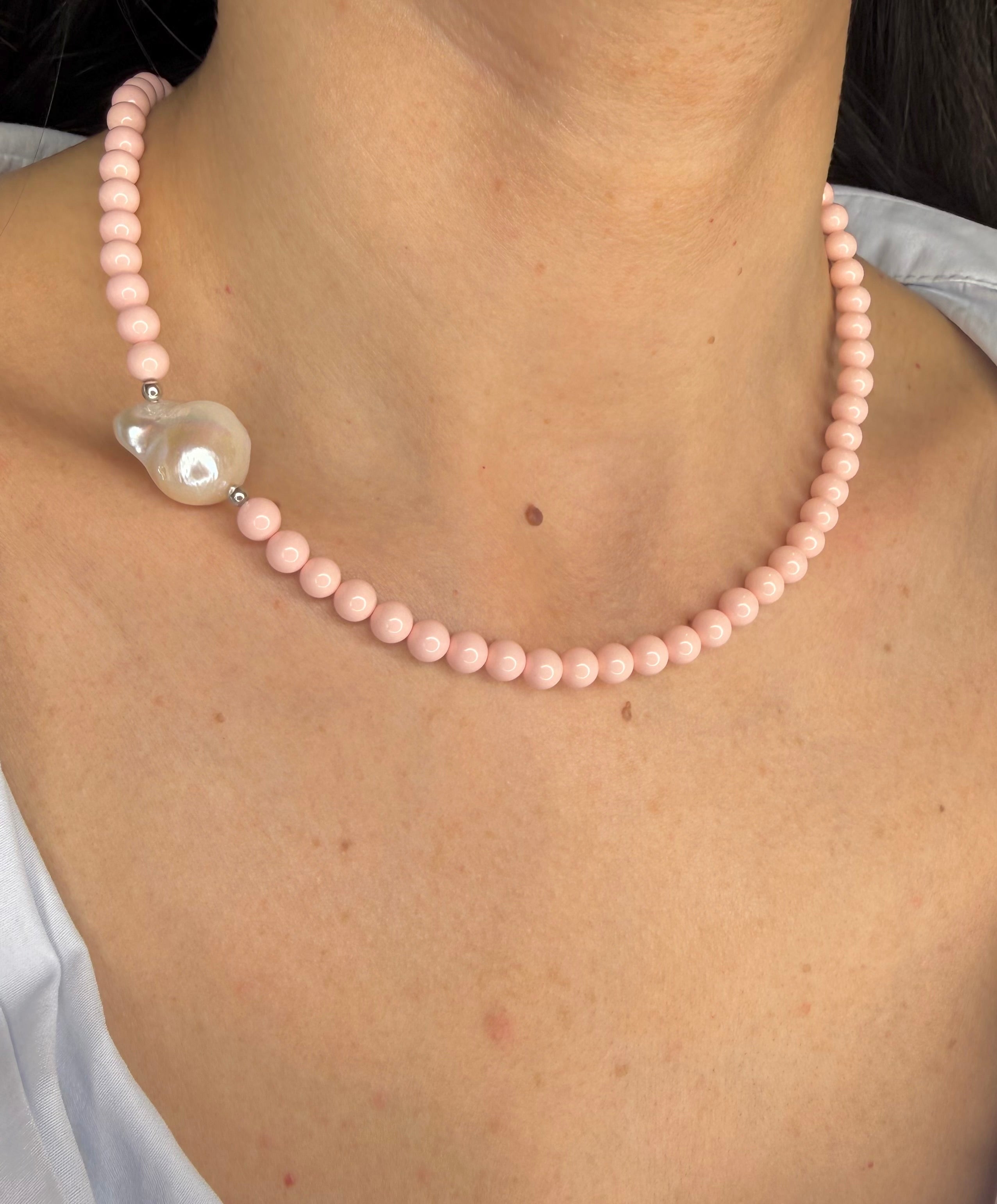 COLLANA CON PASTA DI CORALLO ROSA E PERLA BAROCCA IN ARGENTO 925