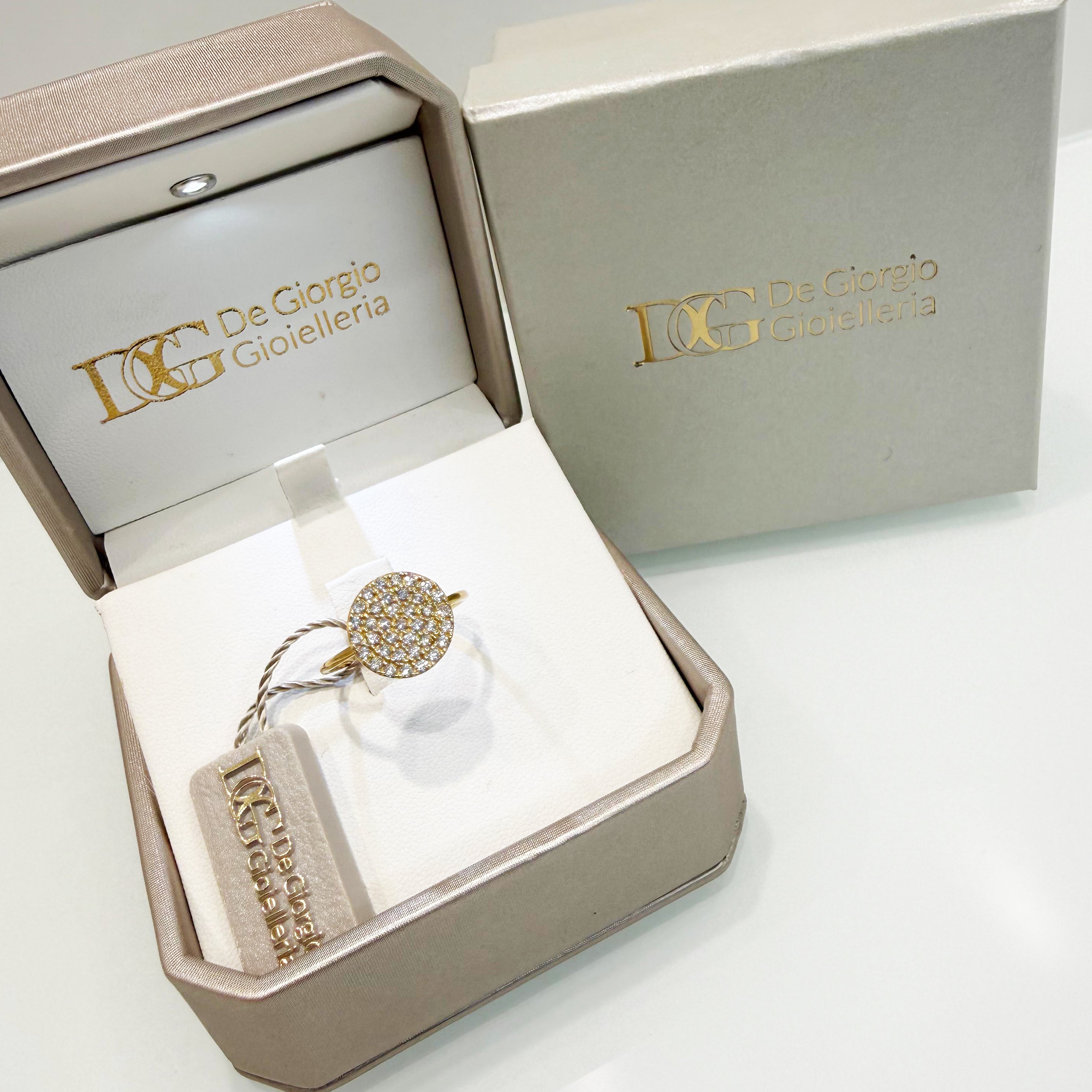 Anello tondo pavé in oro giallo 18KT (750) con zirconi bianchi – Made in Italy