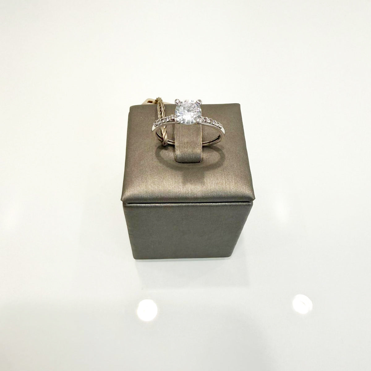 Anello solitario con zircone centrale in oro bianco 18KT (750) – Made in Italy