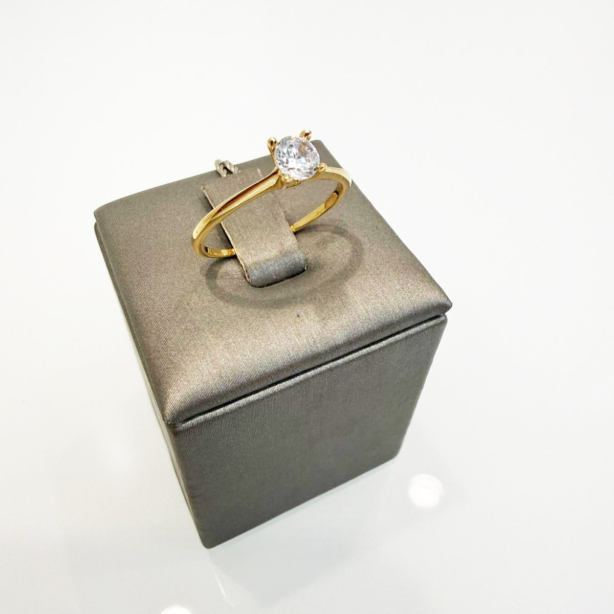 Anello solitario con zircone in oro giallo 18KT (750) – Made in Italy