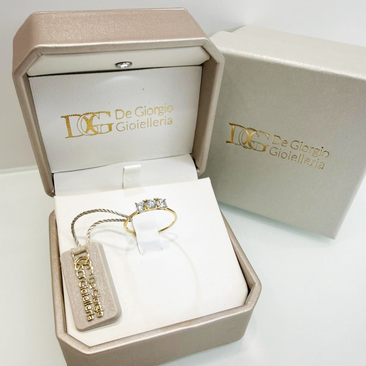 Anello trilogy con zirconi in oro giallo 18KT (750) – Elegante e luminoso