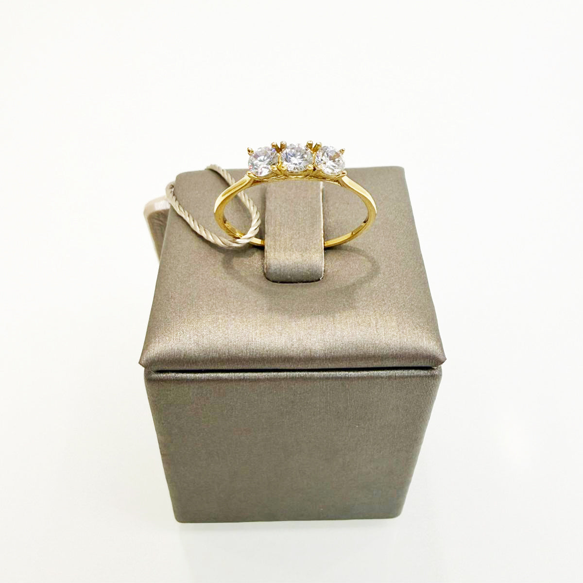 Anello trilogy con zirconi in oro giallo 18KT (750) – Elegante e luminoso