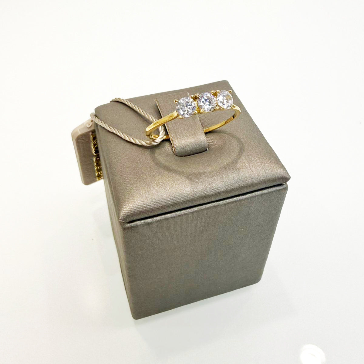 Anello trilogy con zirconi in oro giallo 18KT (750) – Elegante e luminoso
