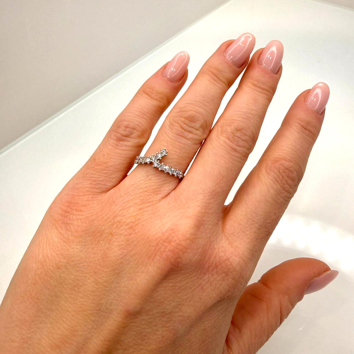 Anello in oro bianco 18KT (750) con zirconi design incrociato