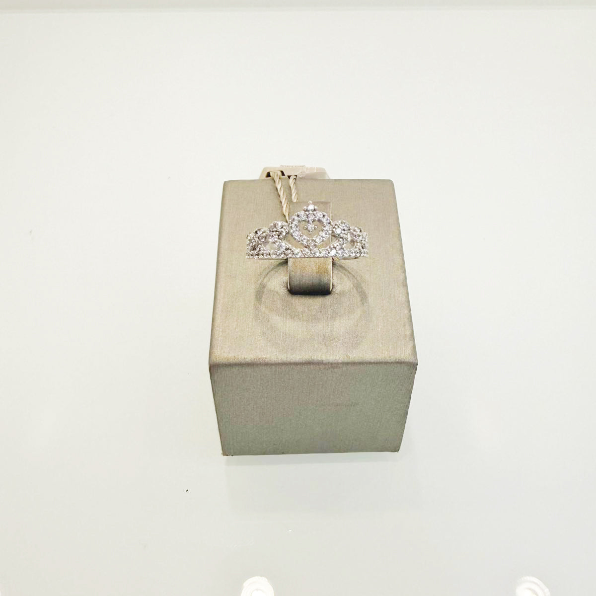 Anello in oro bianco 18KT (750) con design a corona, cuori e zirconi