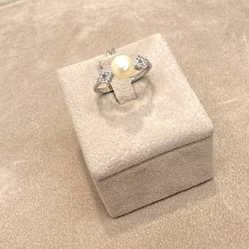 Anello con Perla e Zirconi in Oro Bianco 18 KT