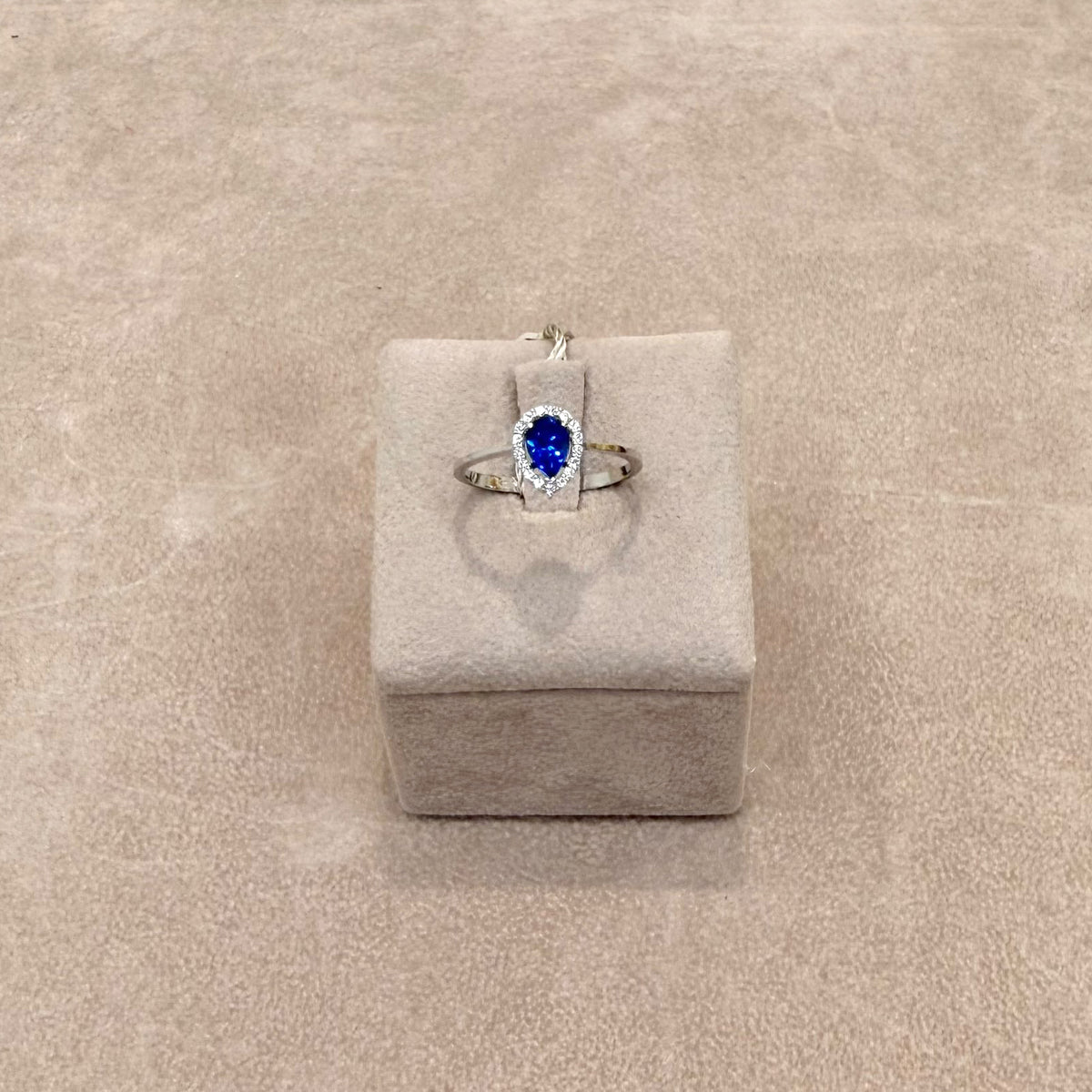 ANELLO IN ORO BIANCO 18 KT (750) CON PIETRA BLU A GOCCIA E ZIRCONI