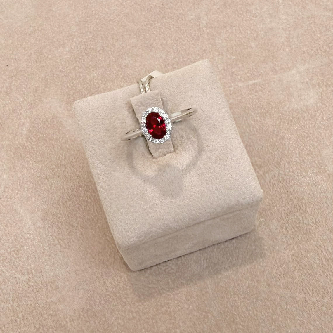ANELLO IN ORO BIANCO 18 KT (750) CON PIETRA ROSSA OVALE E ZIRCONI
