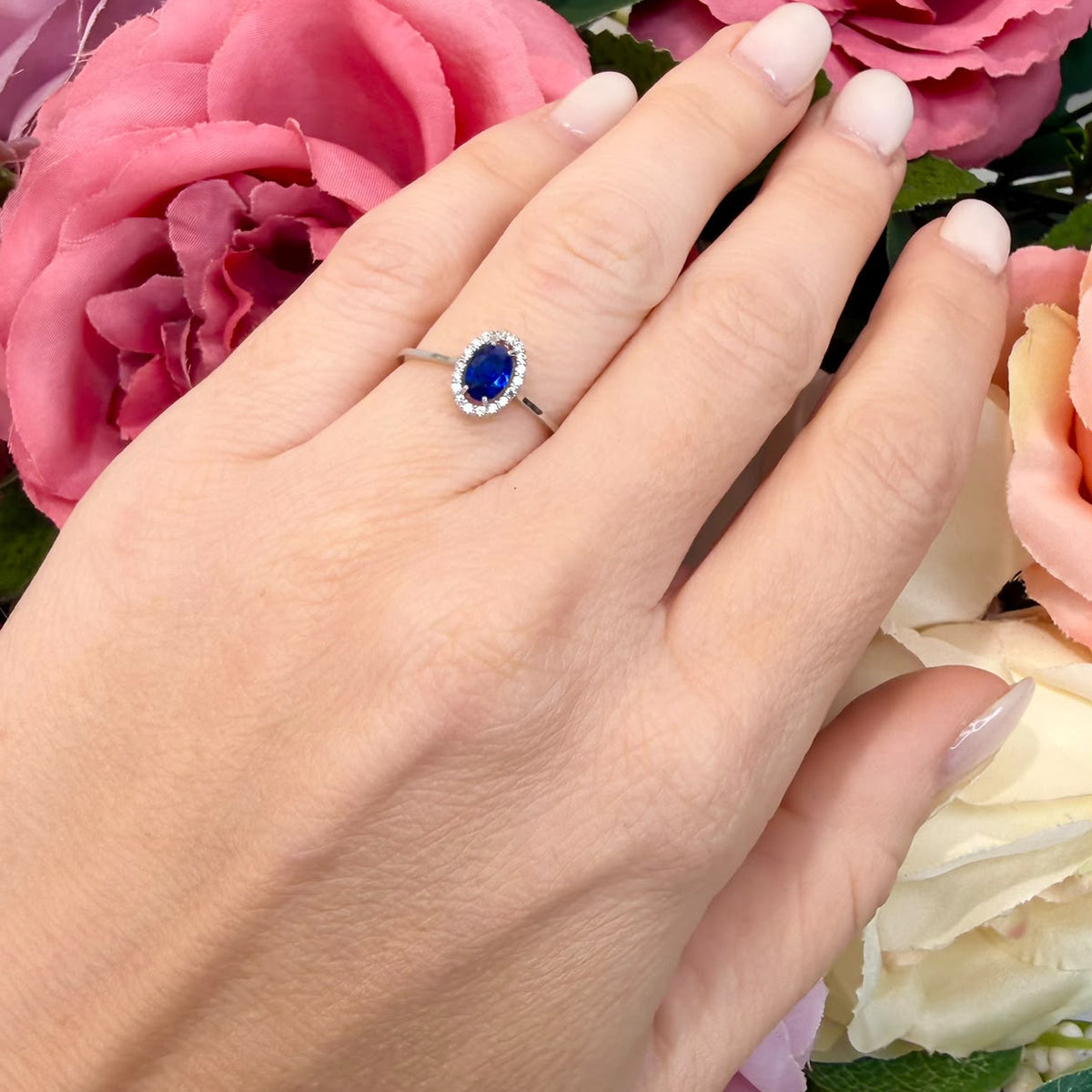 ANELLO CON PIETRA BLU E ZIRCONI IN ORO BIANCO 18 KT (750)