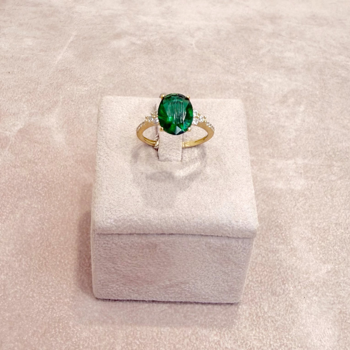 ANELLO CON PIETRA VERDE E ZIRCONI IN ORO GIALLO 18 KT (750)