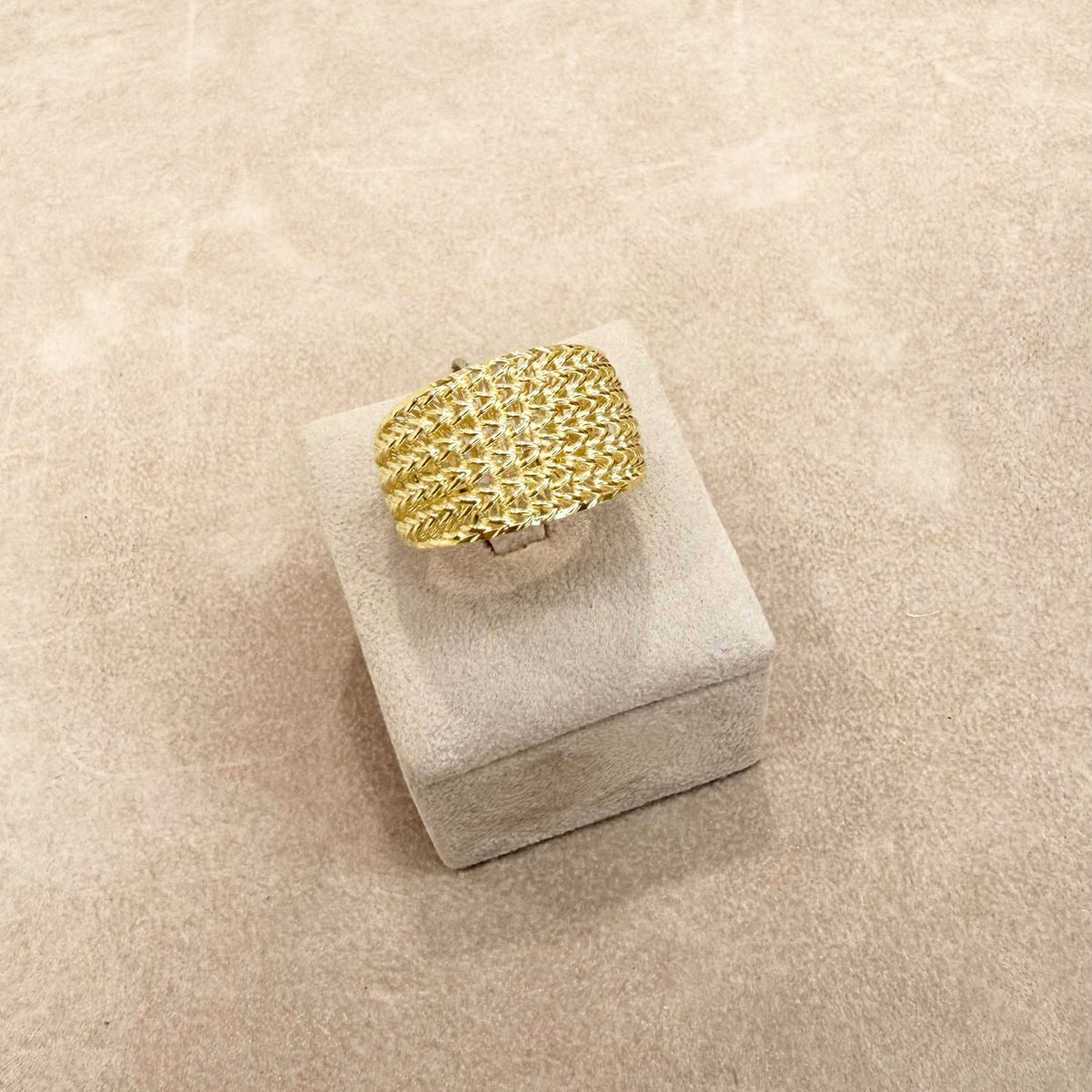 ANELLO FASCIA LAVORATA IN ORO GIALLO 18 KT (750)