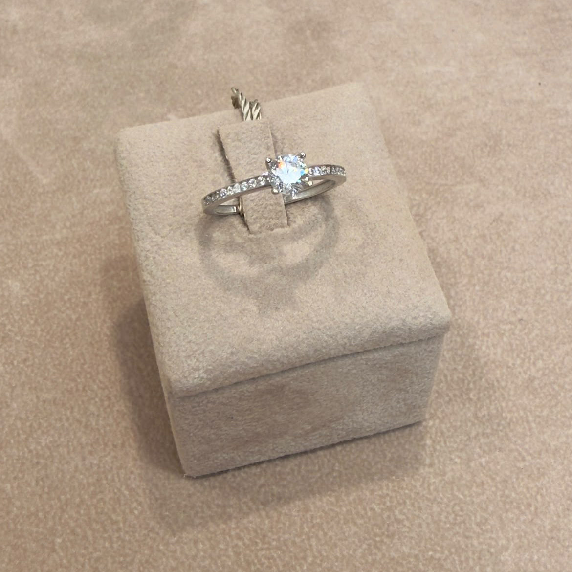 ANELLO SOLITARIO IN ORO BIANCO 18 KT (750) CON ZIRCONI