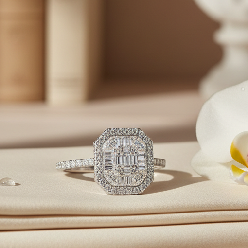 ANELLO OTTAGONALE IN ORO BIANCO 18KT DIAMANTI E BAGUETTE