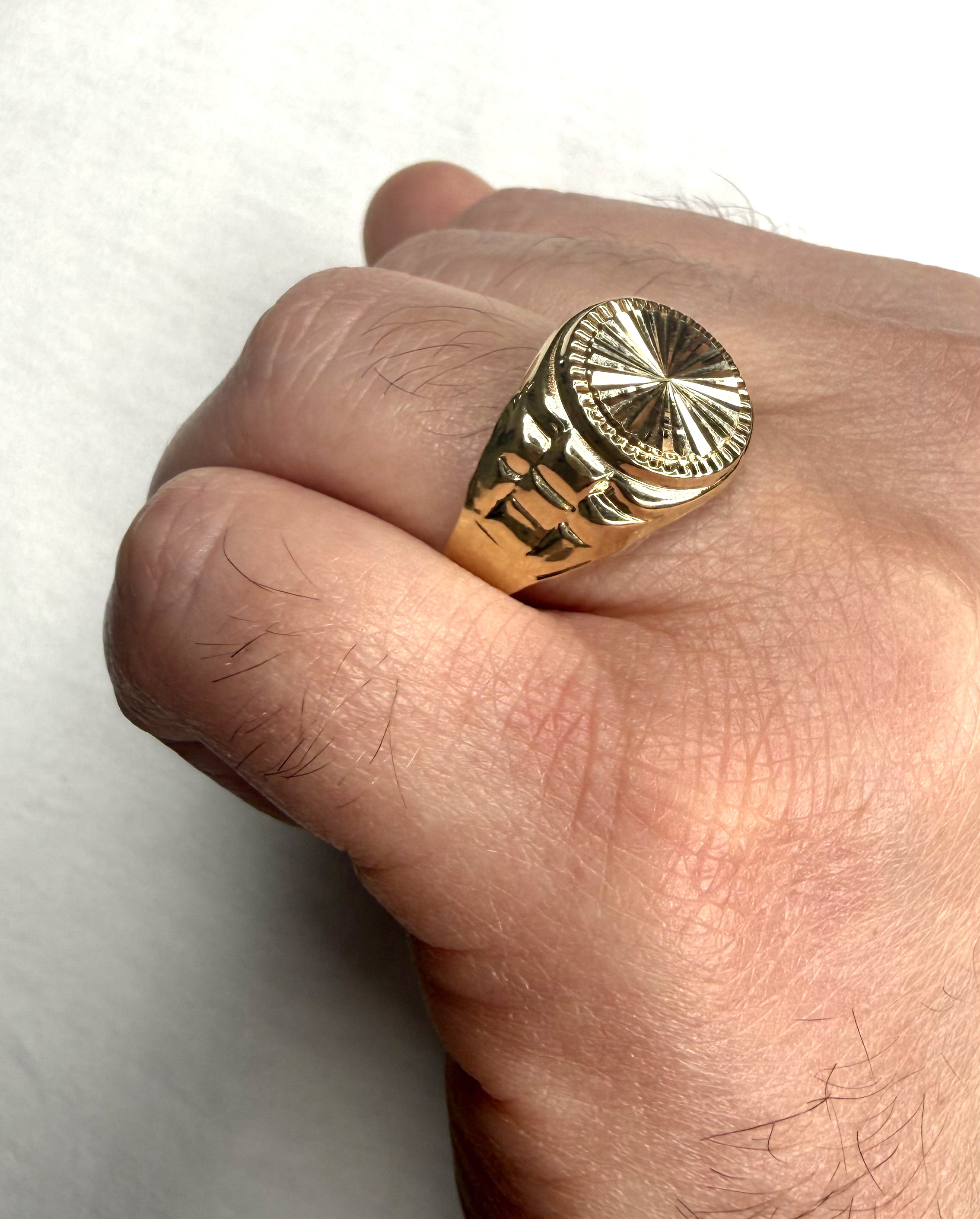 Anello Uomo Chevalier Tondo Diamantato in Oro Giallo 18KT (750)