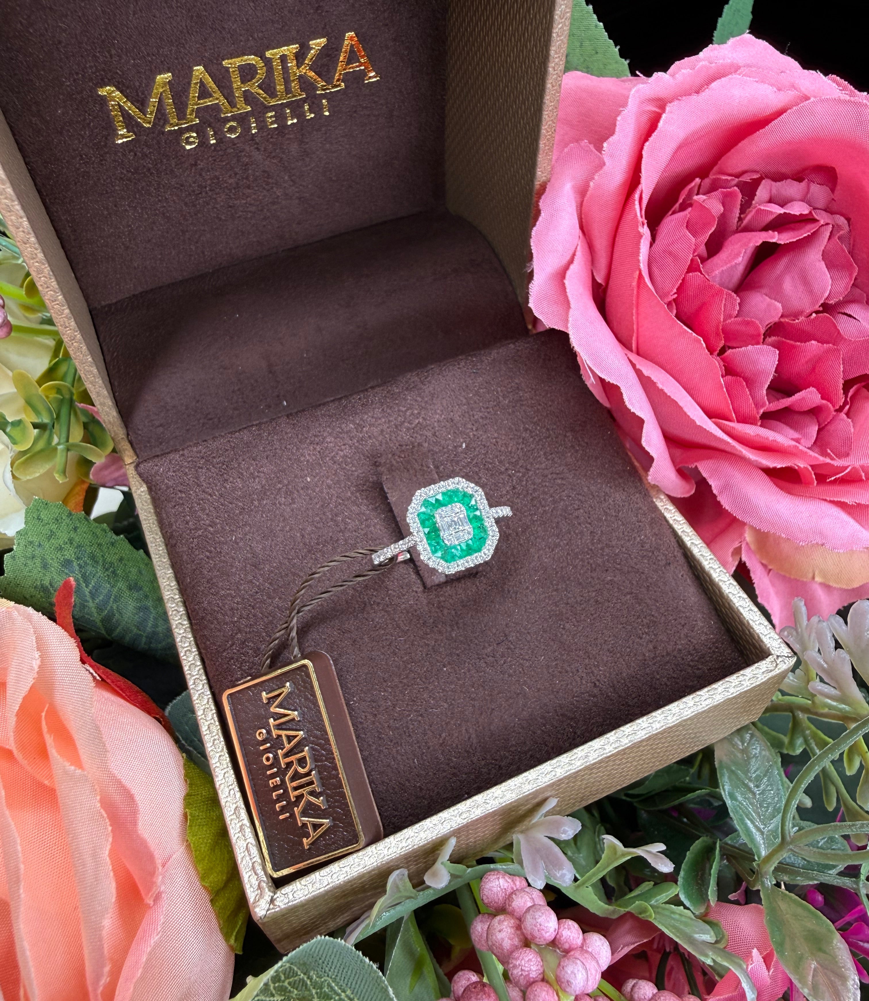 ANELLO IN ORO BIANCO 18KT DIAMANTI, BAGUETTE E SMERALDI