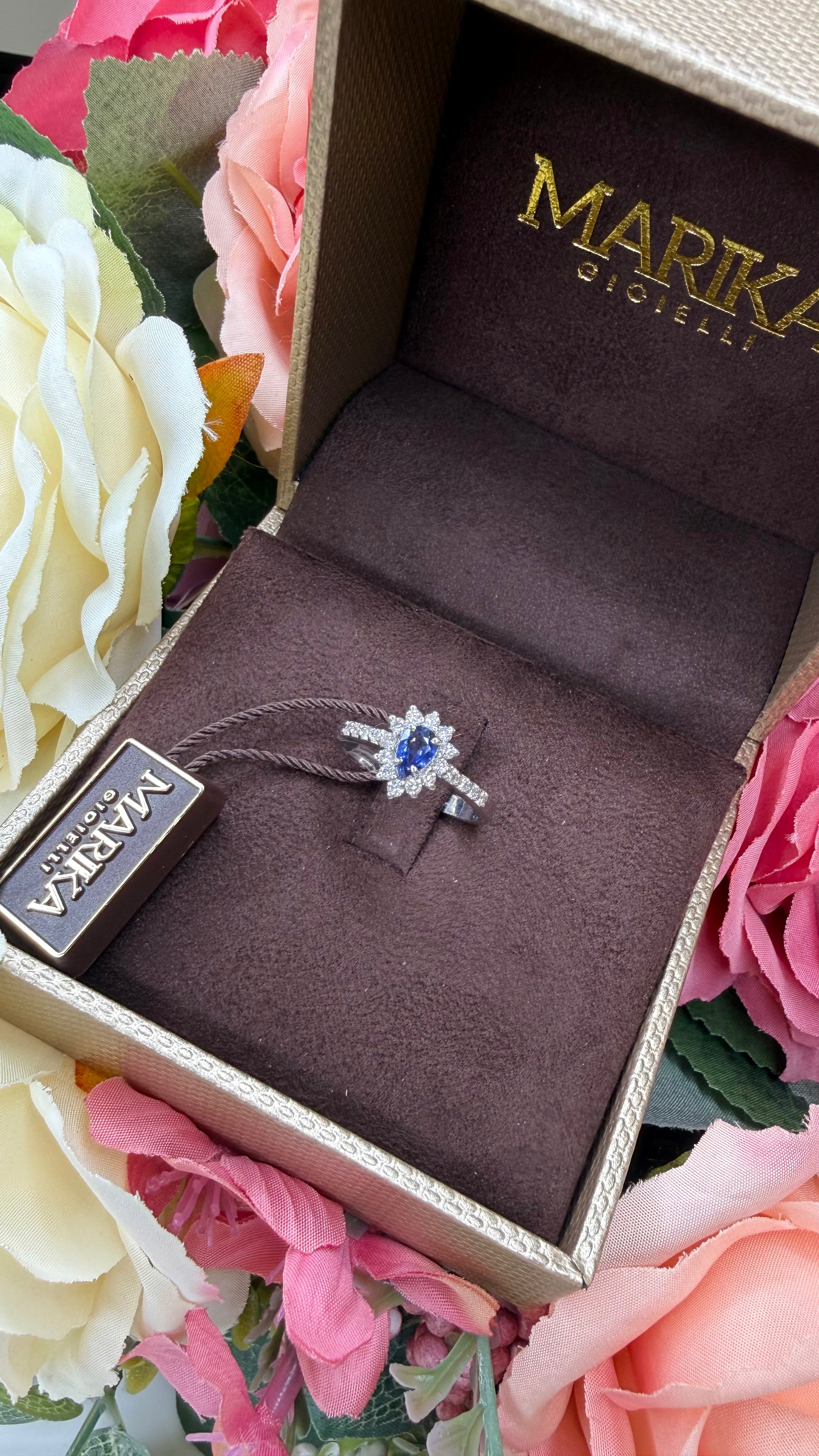ANELLO GOCCIA IN ORO BIANCO 18KT CON DIAMANTI E ZAFFIRO