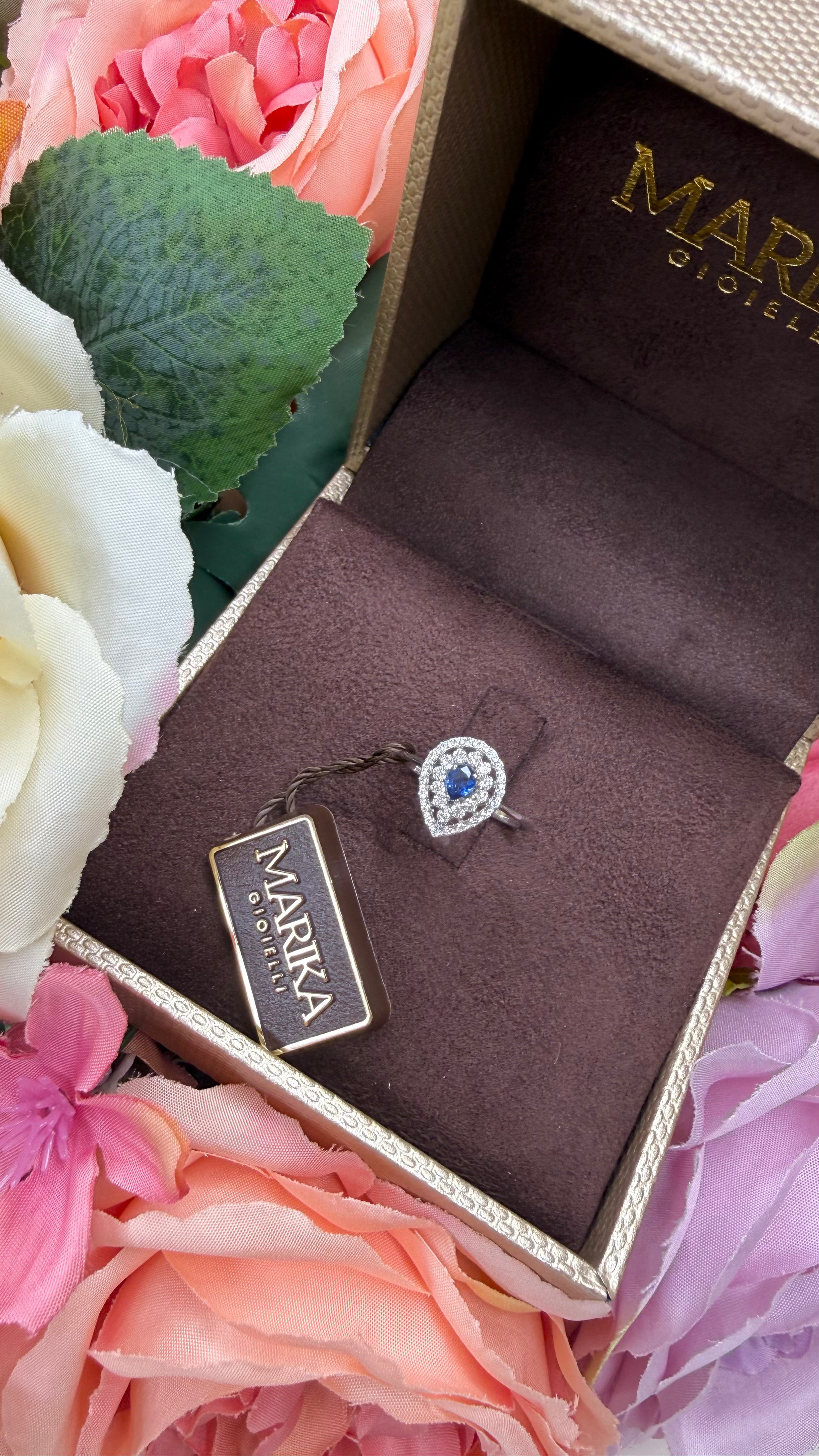 ANELLO GOCCIA IN ORO BIANCO 18KT CON DIAMANTI E ZAFFIRO