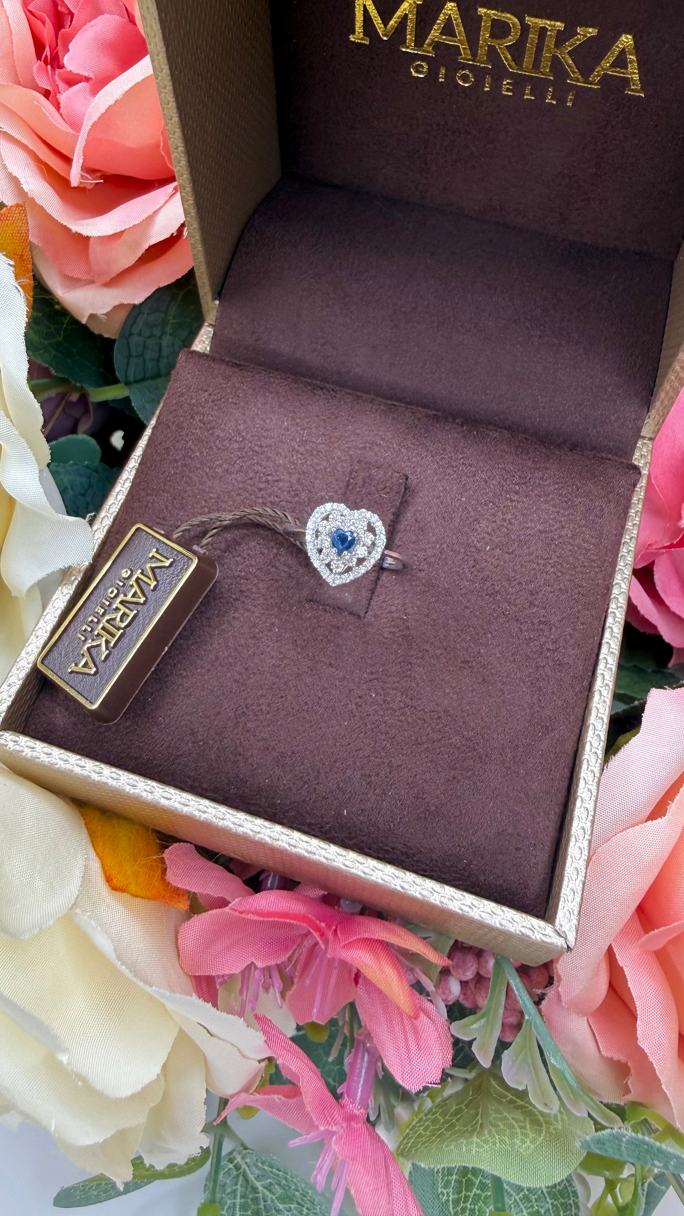 ANELLO CUORE IN ORO BIANCO 18KT CON DIAMANTI E ZAFFIRO