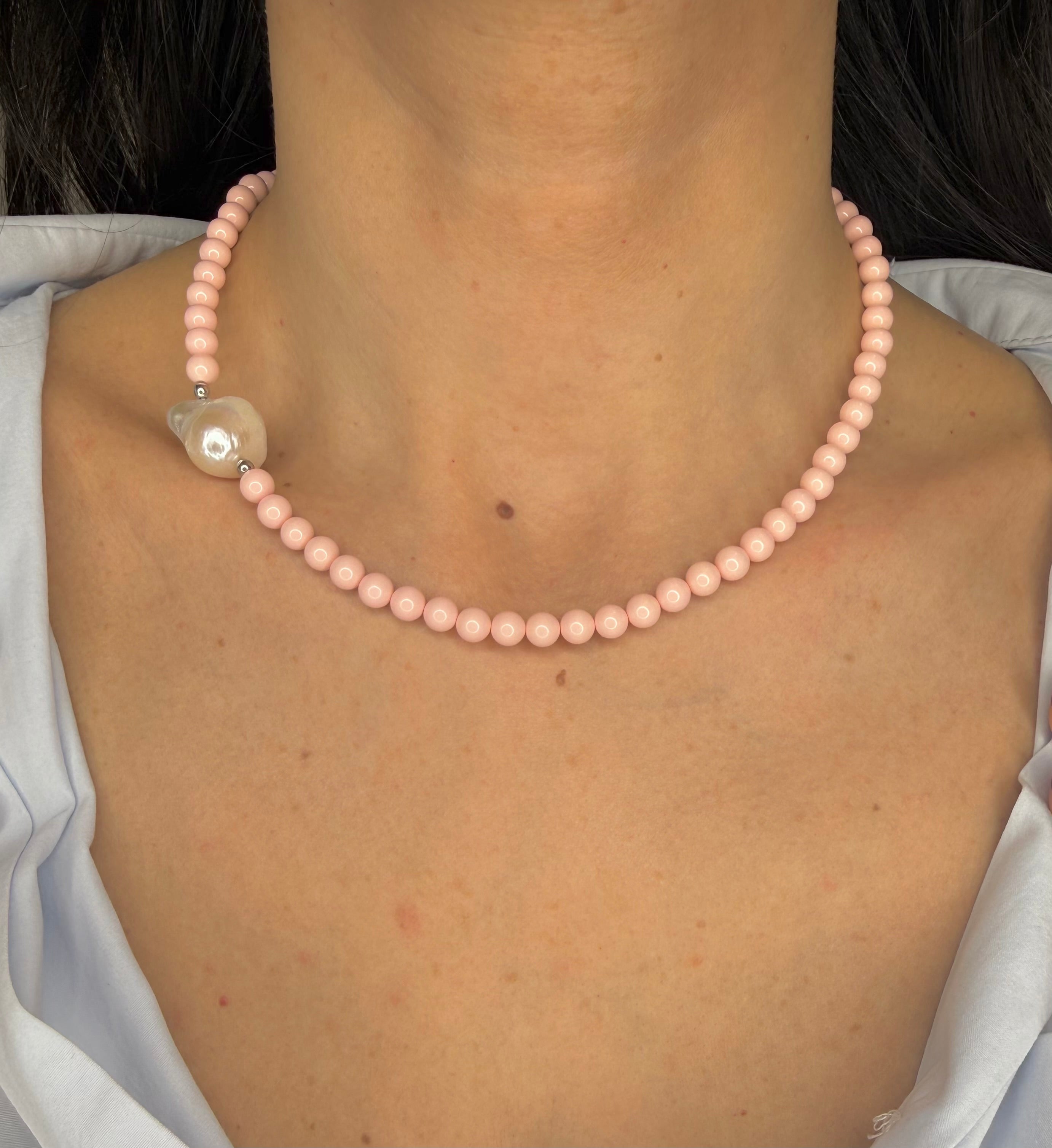 COLLANA CON PASTA DI CORALLO ROSA E PERLA BAROCCA IN ARGENTO 925