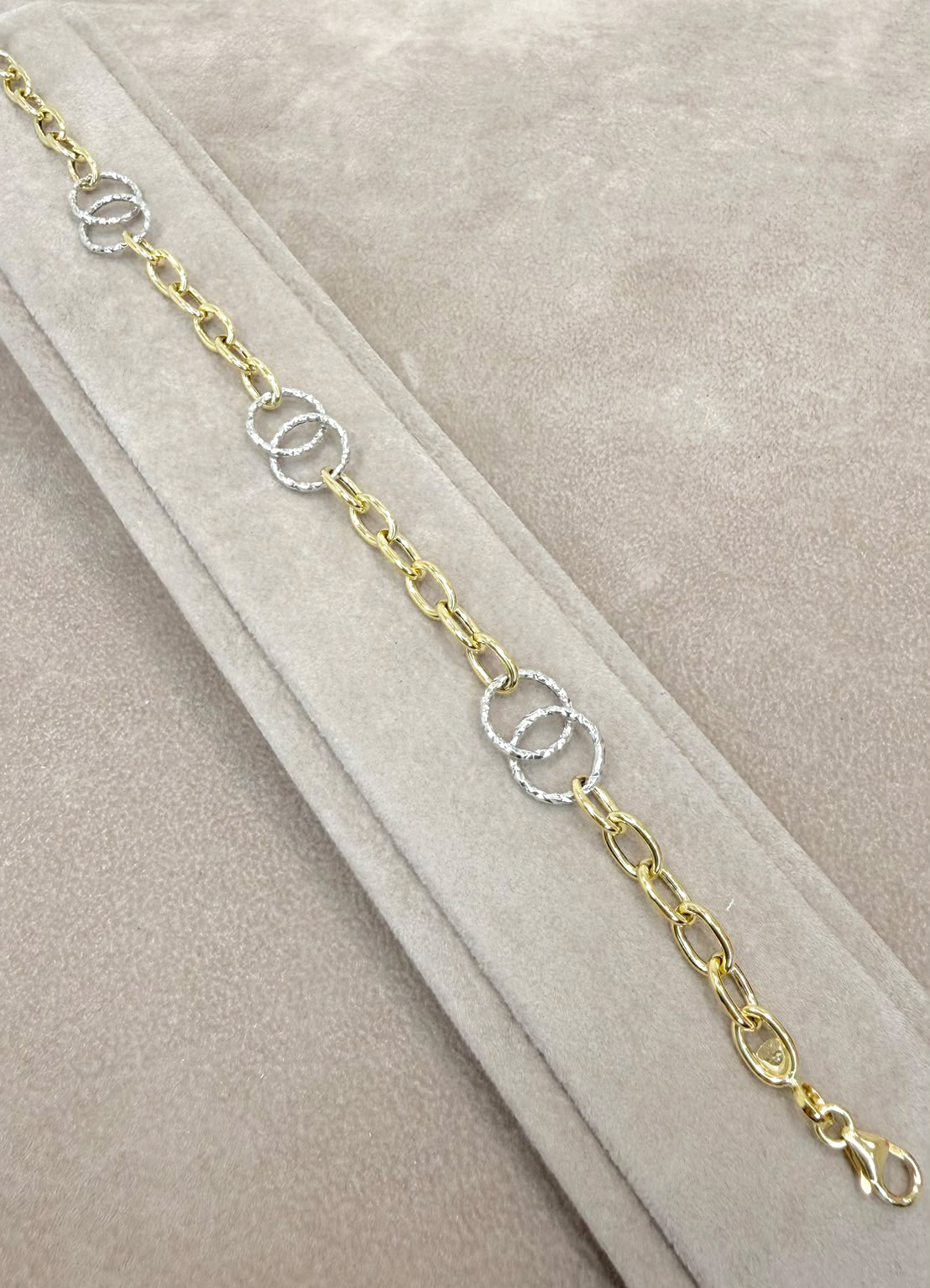 BRACCIALE IN ORO GIALLO E BIANCO 18 KT (750) CON CERCHI INTRECCIATI