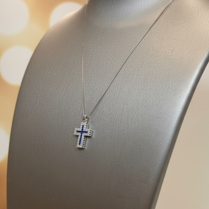 Collana con croce pavé in oro bianco 18KT (750) con zirconi bianchi e blu – Made in Italy