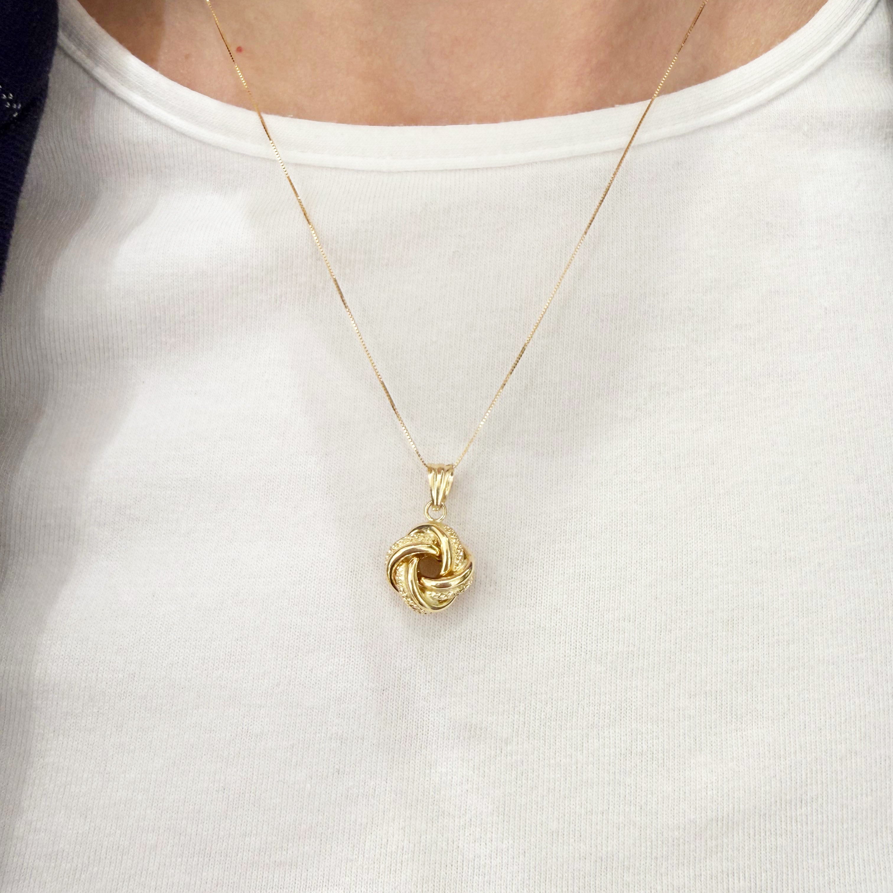 Collana con pendente nodo intrecciato in oro giallo 18KT (750) – Made in Italy