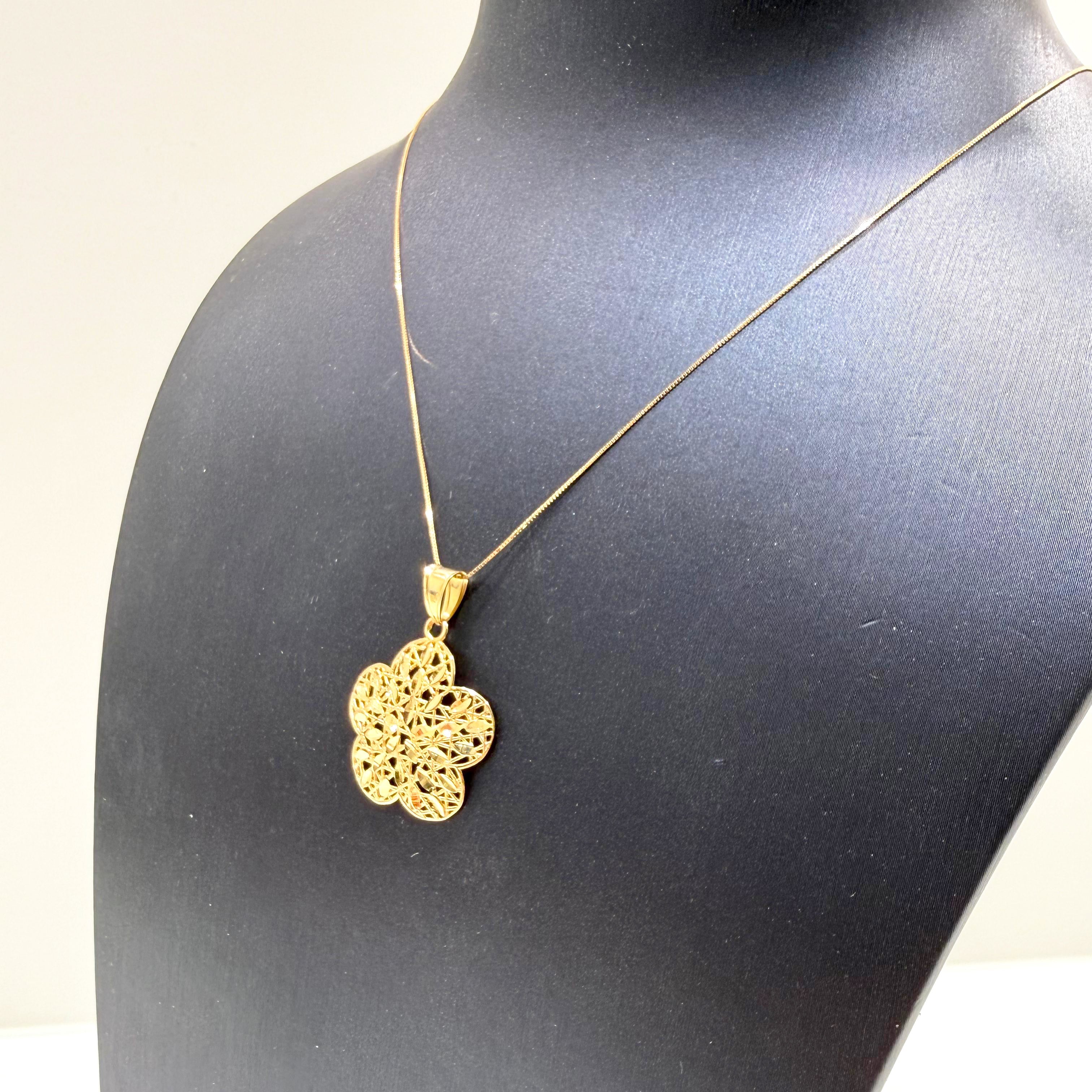 Collana con pendente fiore traforato a 5 petali in oro giallo 18KT (750) – Made in Italy