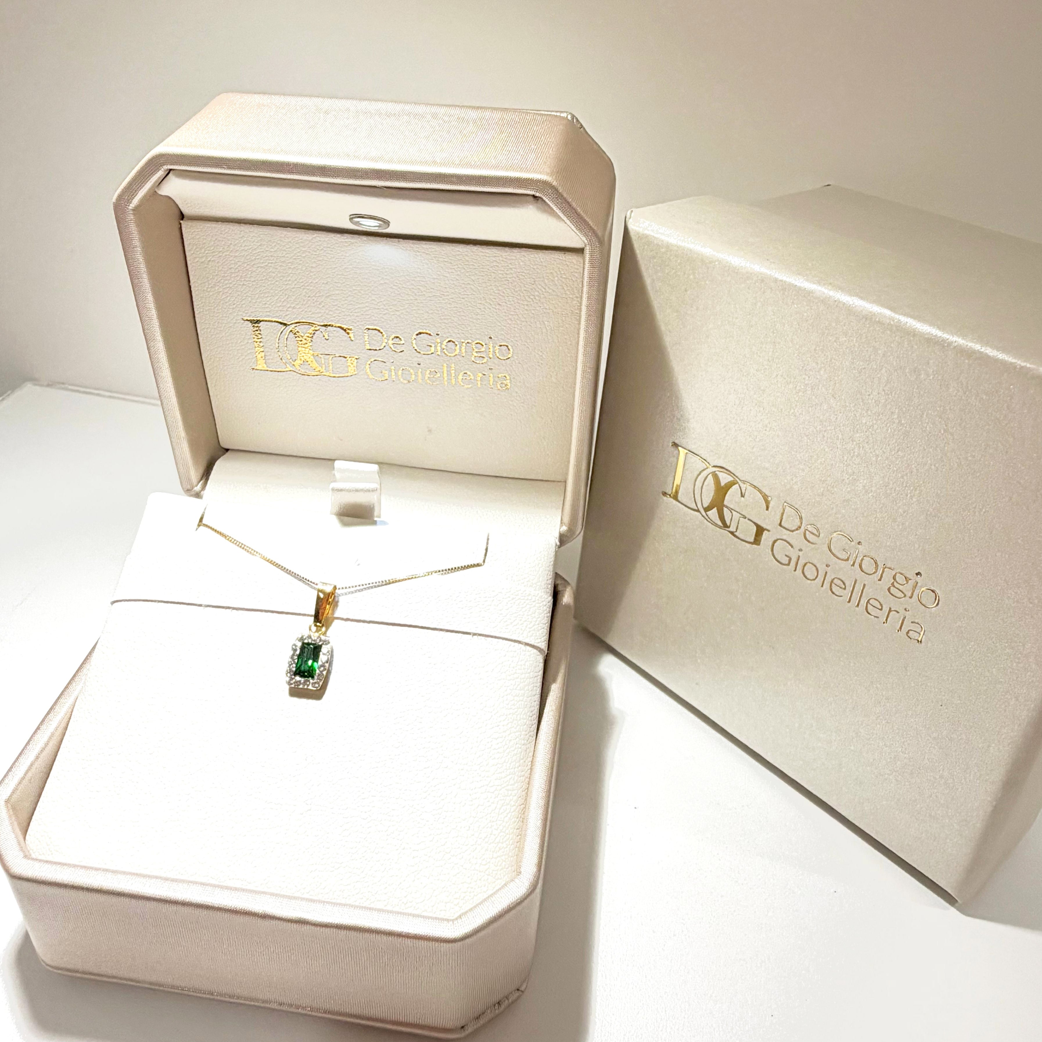 Ciondolo rettangolare con zircone verde e contorno di zirconi in oro giallo 18KT (750) – Made in Italy