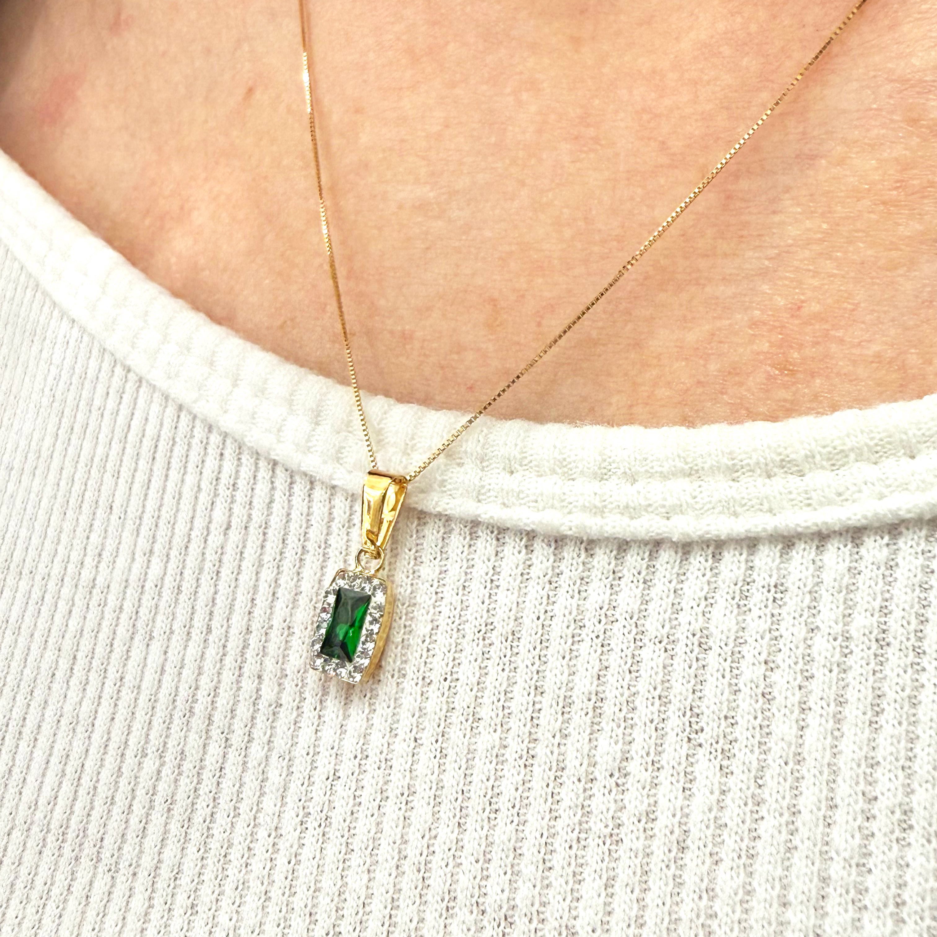 Ciondolo rettangolare con zircone verde e contorno di zirconi in oro giallo 18KT (750) – Made in Italy