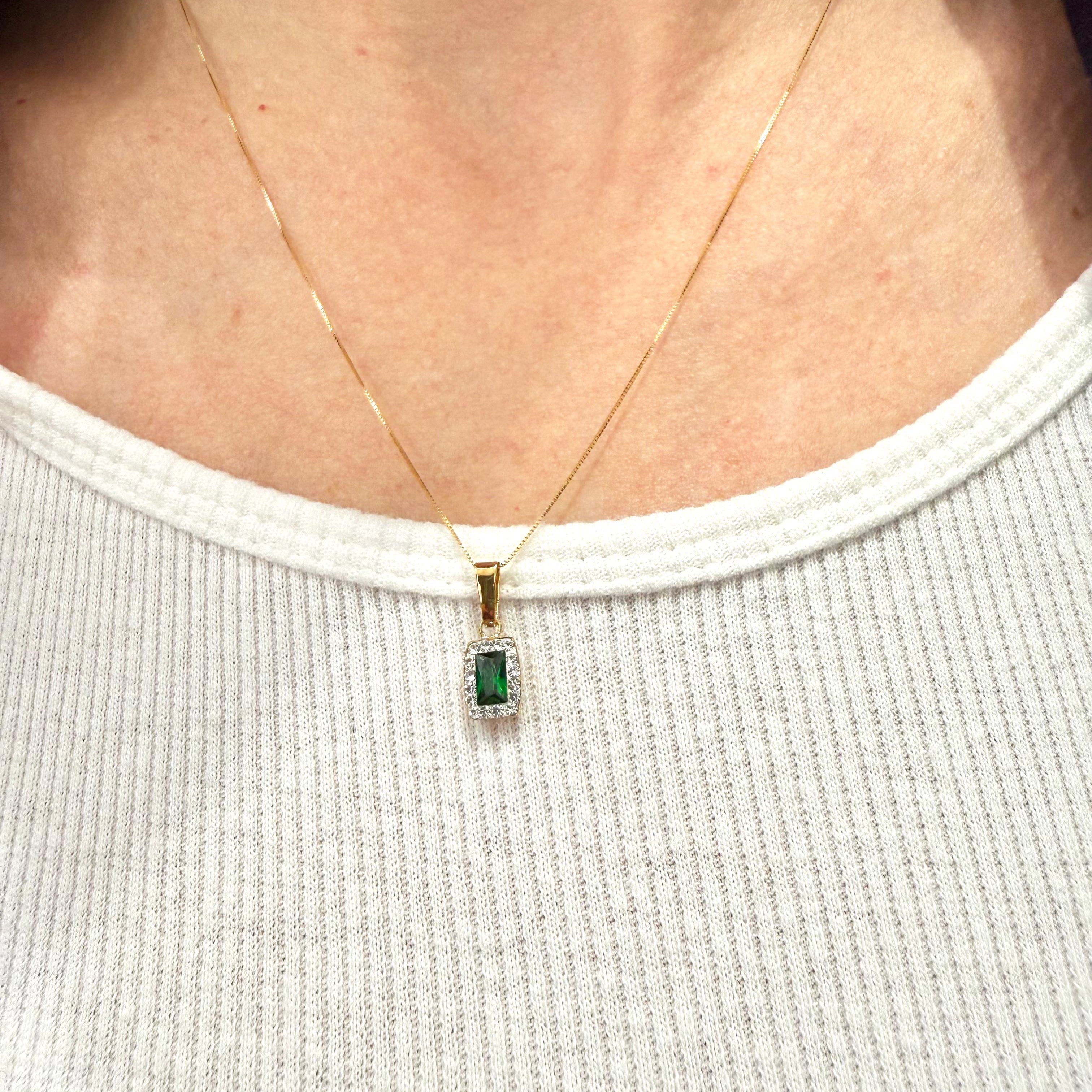 Ciondolo rettangolare con zircone verde e contorno di zirconi in oro giallo 18KT (750) – Made in Italy