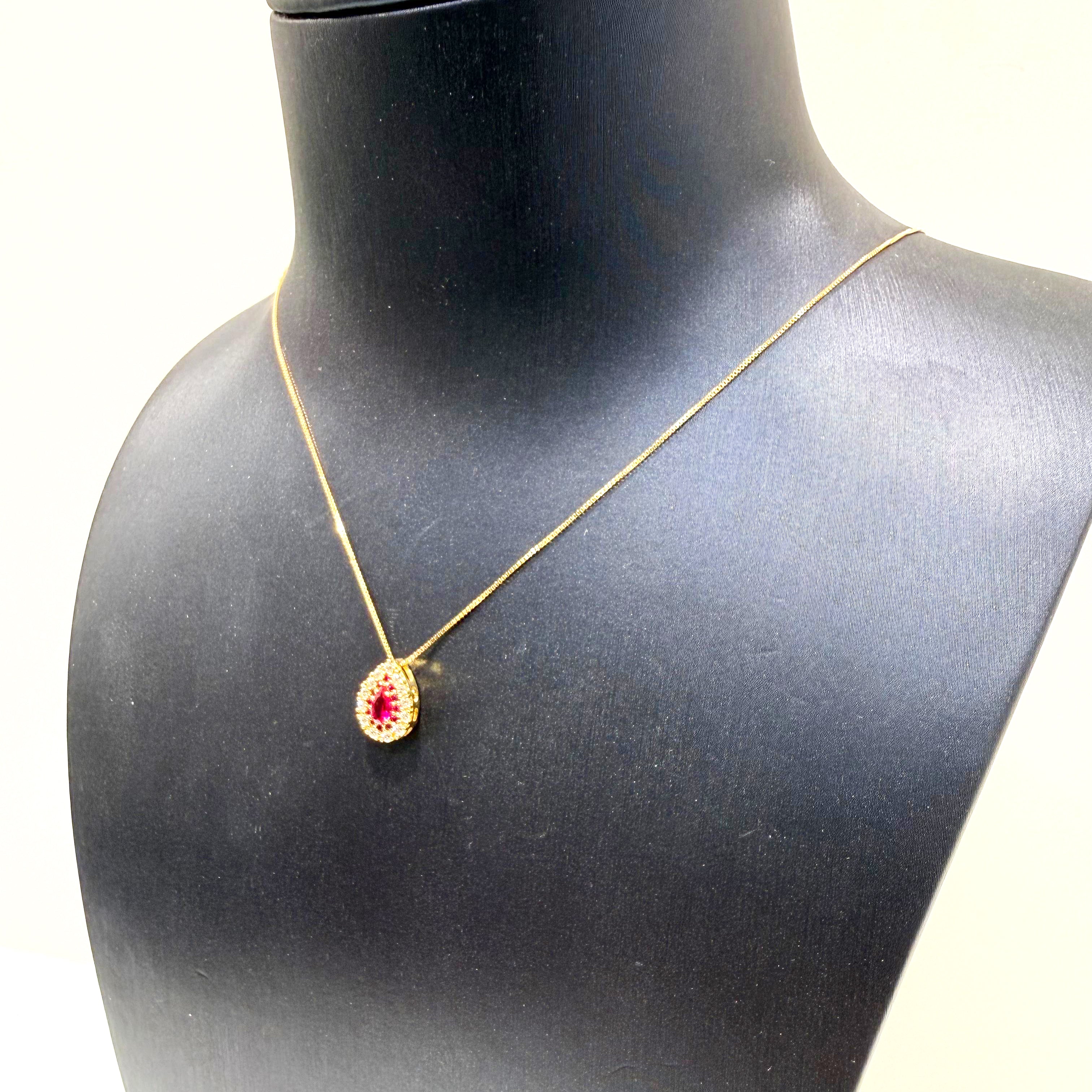 Ciondolo a goccia con zircone rosso e contorno di zirconi in oro giallo 18KT (750) – Made in Italy