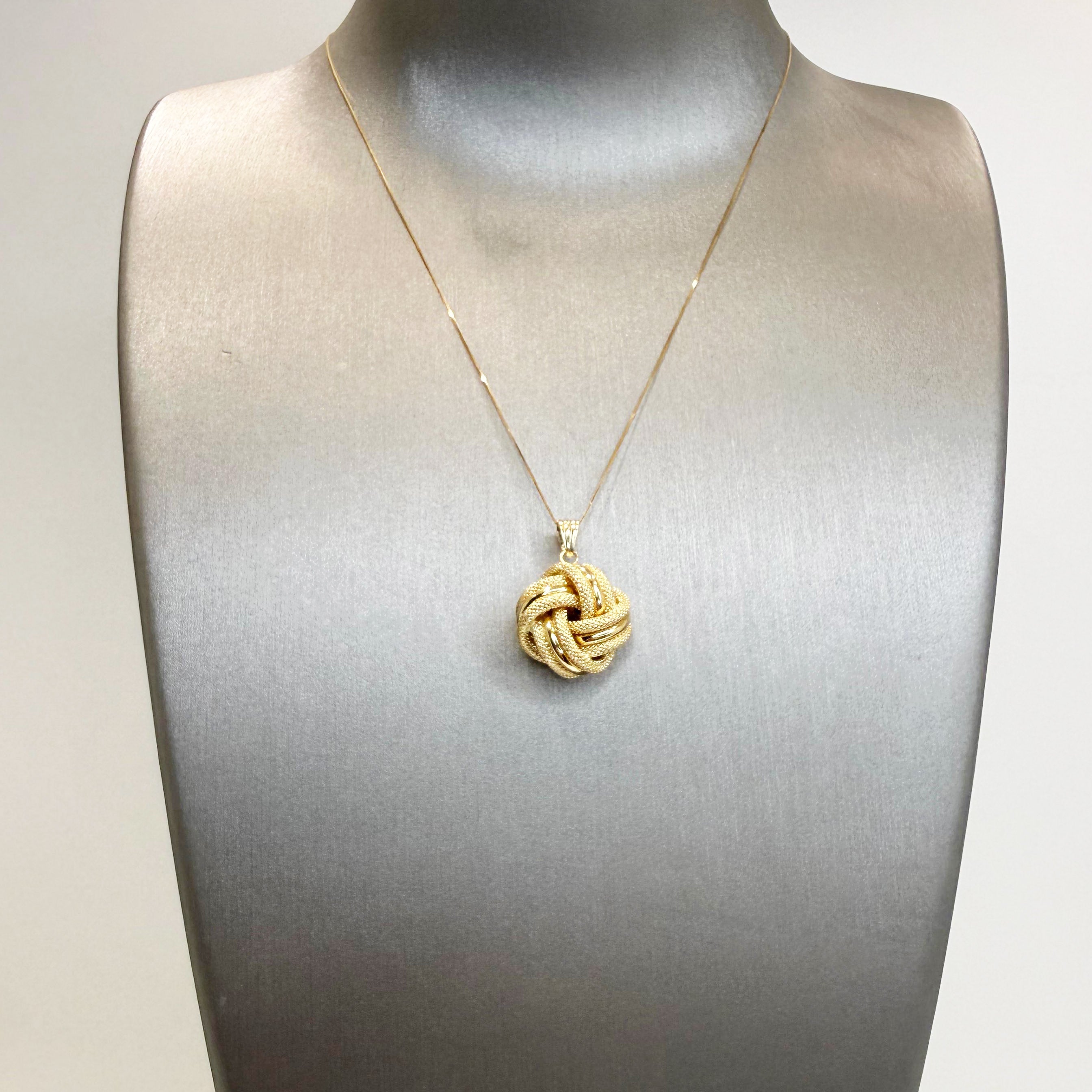 Collana con pendente nodo big in oro giallo 18KT (750) – Made in Italy