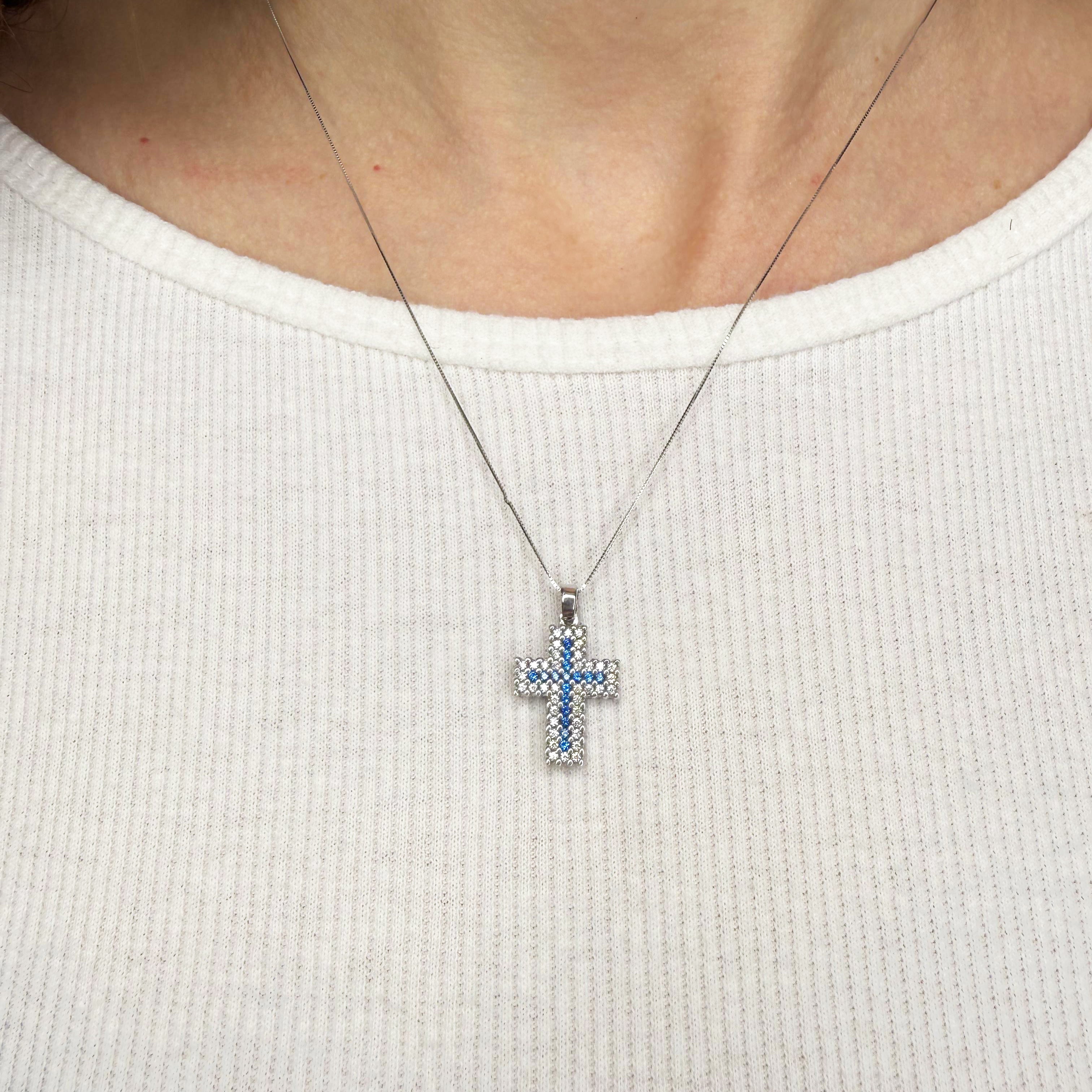 Collana con croce pavé in oro bianco 18KT (750) con zirconi bianchi e blu – Made in Italy