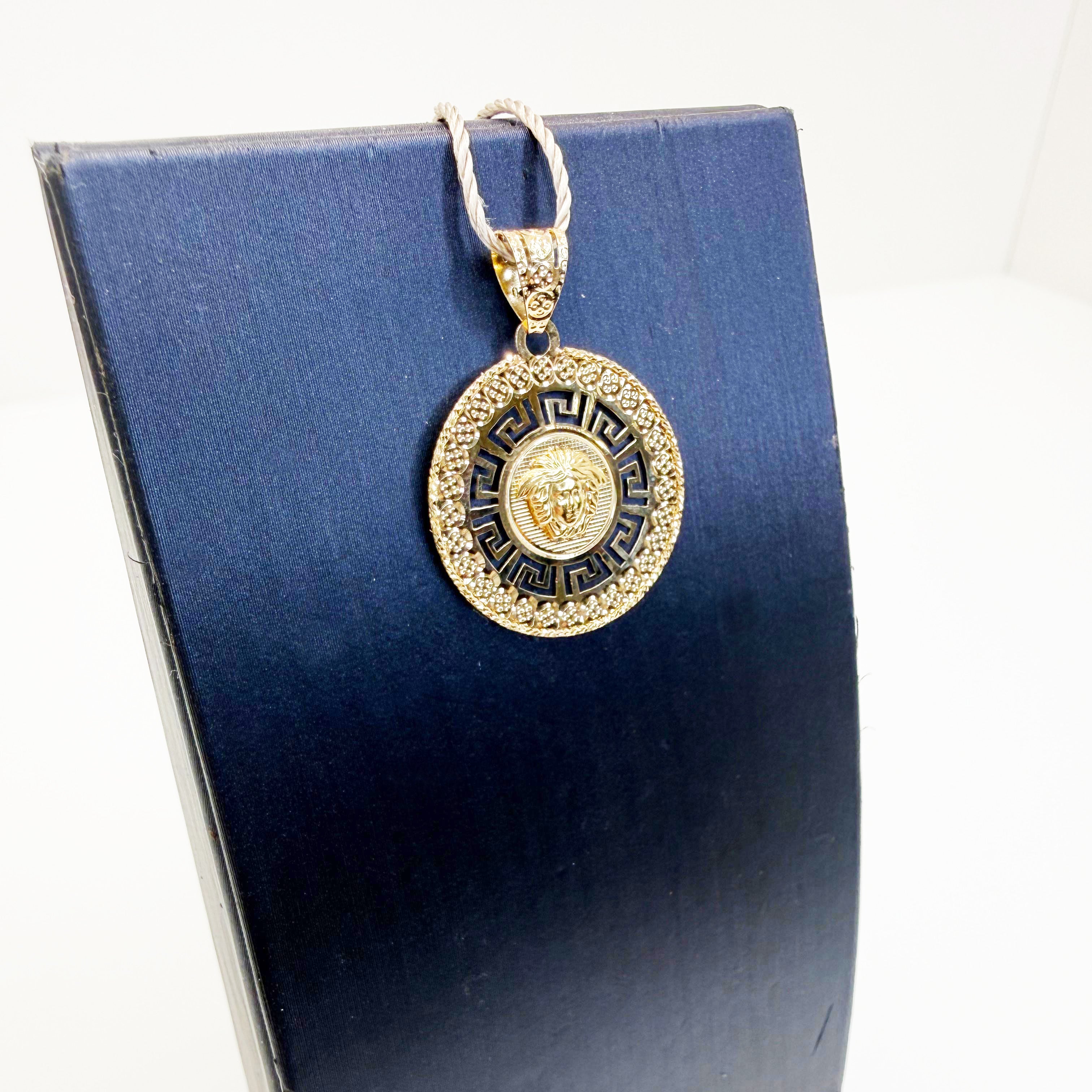 Ciondolo medaglia Medusa Versace con greca in oro giallo 18KT (750) – Made in Italy