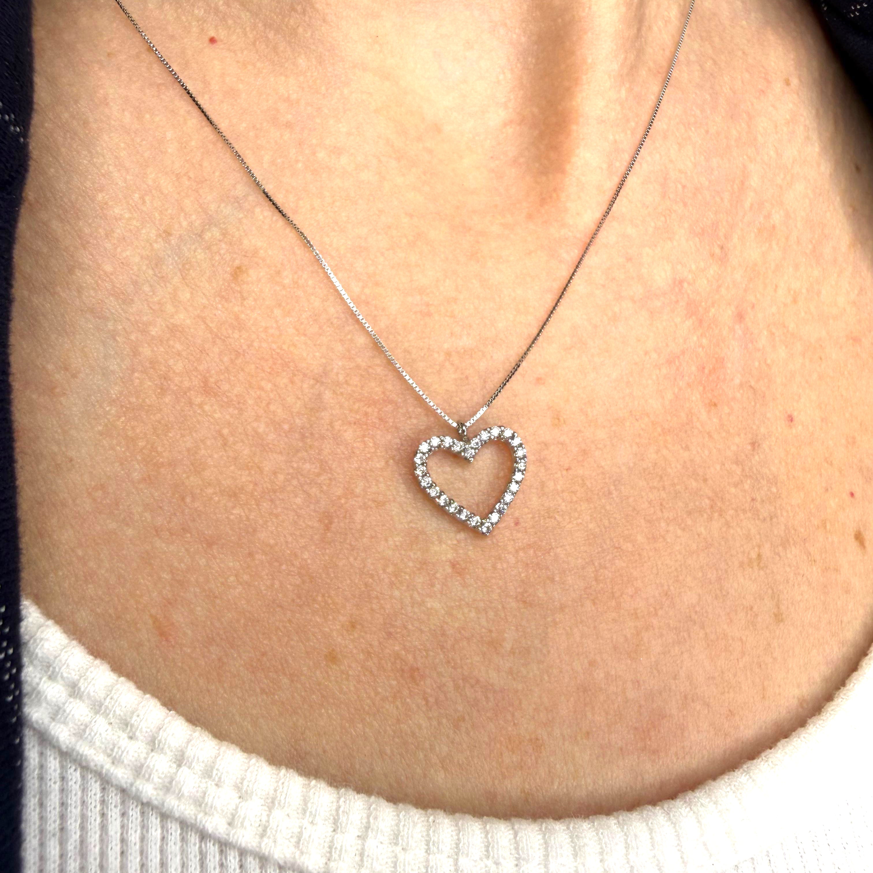 Collana cuore con zirconi in oro bianco 18KT (750) – Made in Italy