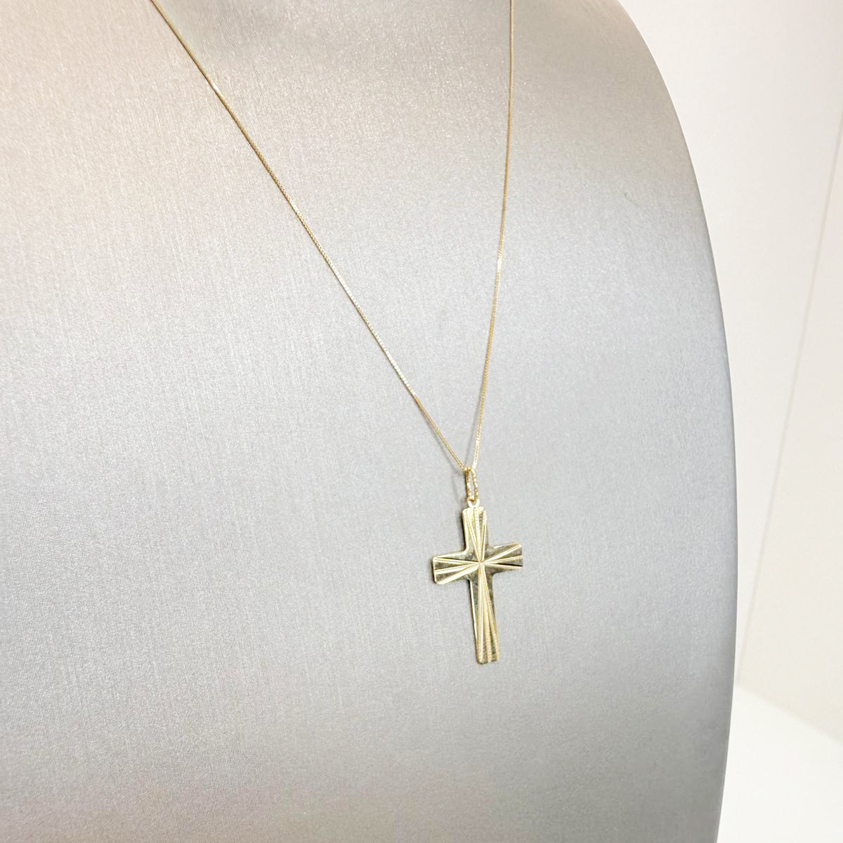 Collana con pendente croce in oro giallo 18KT (750) con lavorazione diamantata