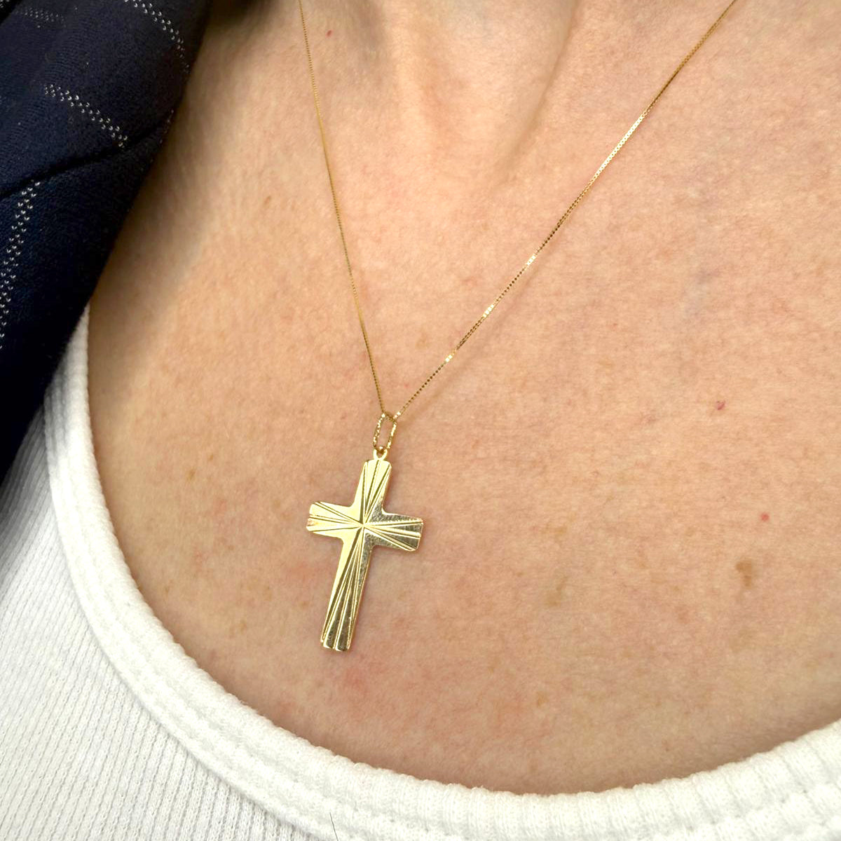 Collana con pendente croce in oro giallo 18KT (750) con lavorazione diamantata