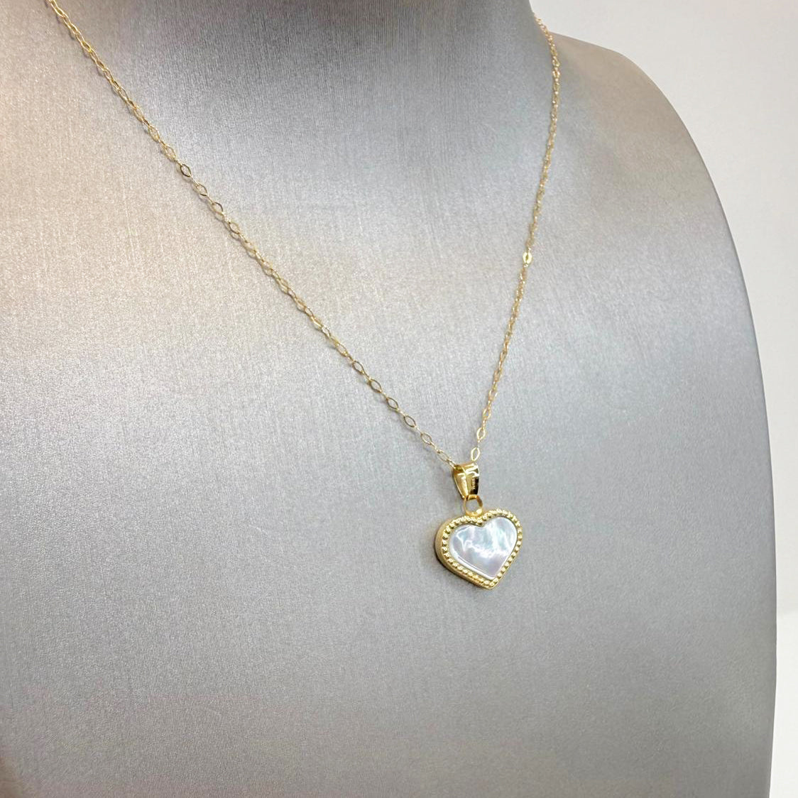 Collana con cuore in madreperla e oro giallo 18KT (750)