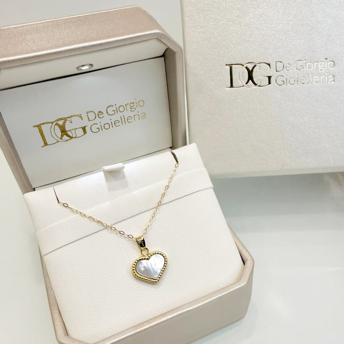 Collana con cuore in madreperla e oro giallo 18KT (750)
