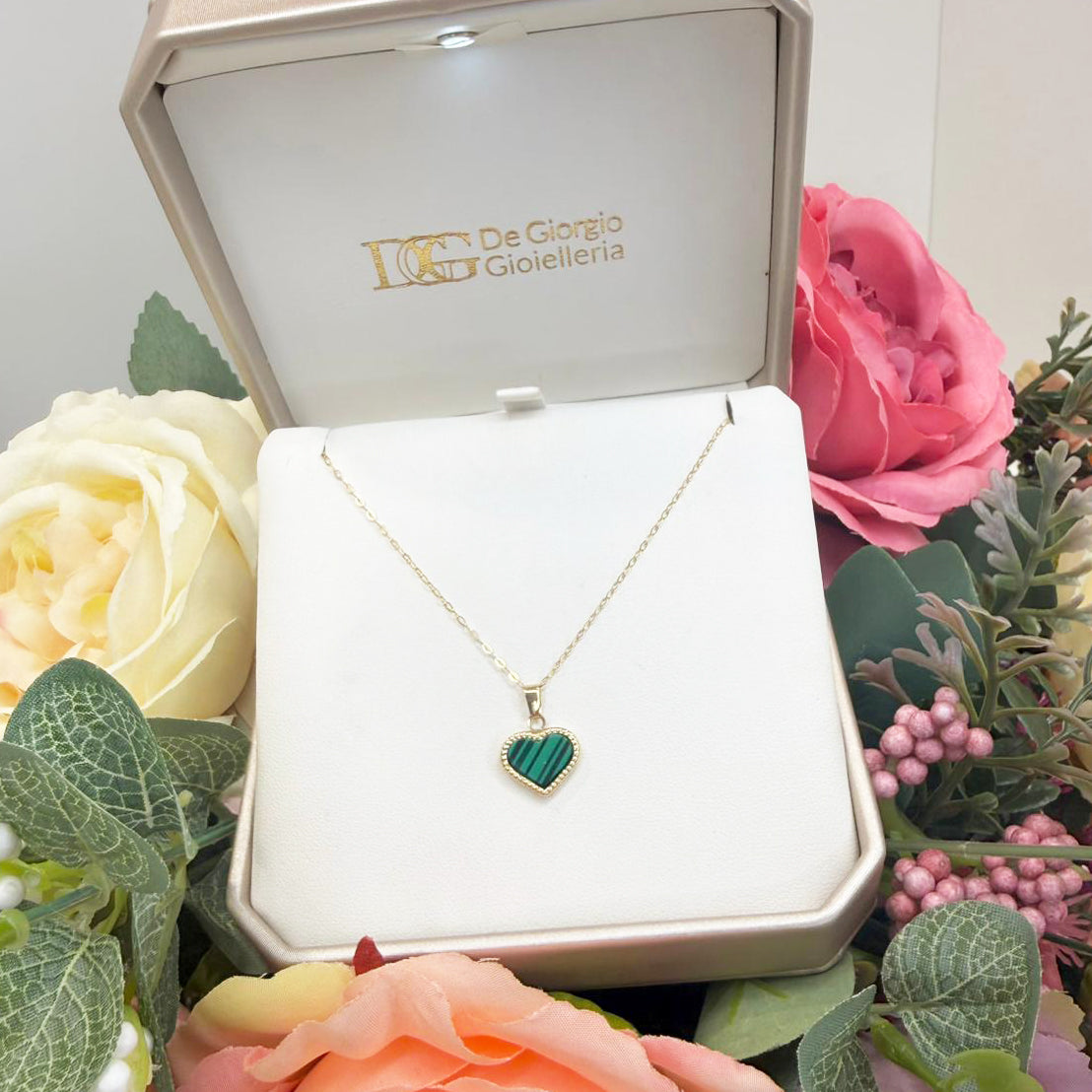 Collana cuore da donna in oro giallo (750) con inserto verde e contorno lavorato