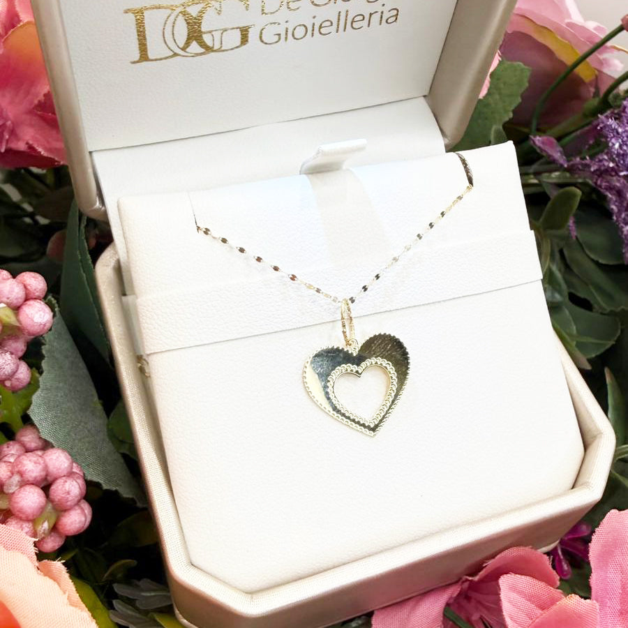 Collana con cuore traforato e bordo lavorato in oro giallo 18 KT (750)