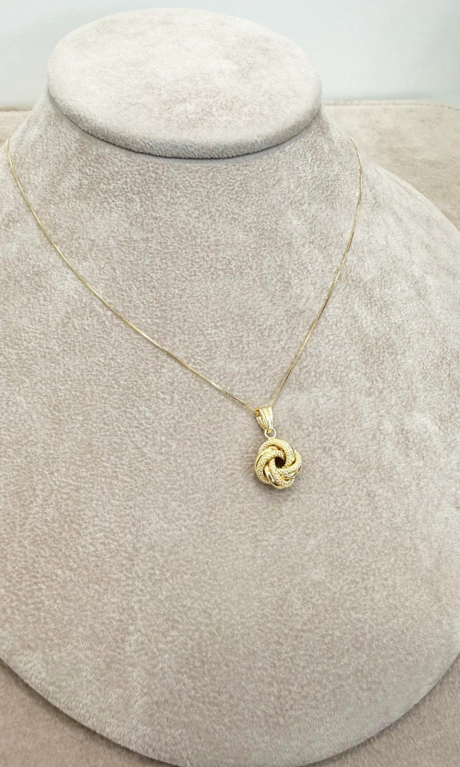 Collana con Ciondolo Nodo Intrecciato in Oro Giallo 18 KT