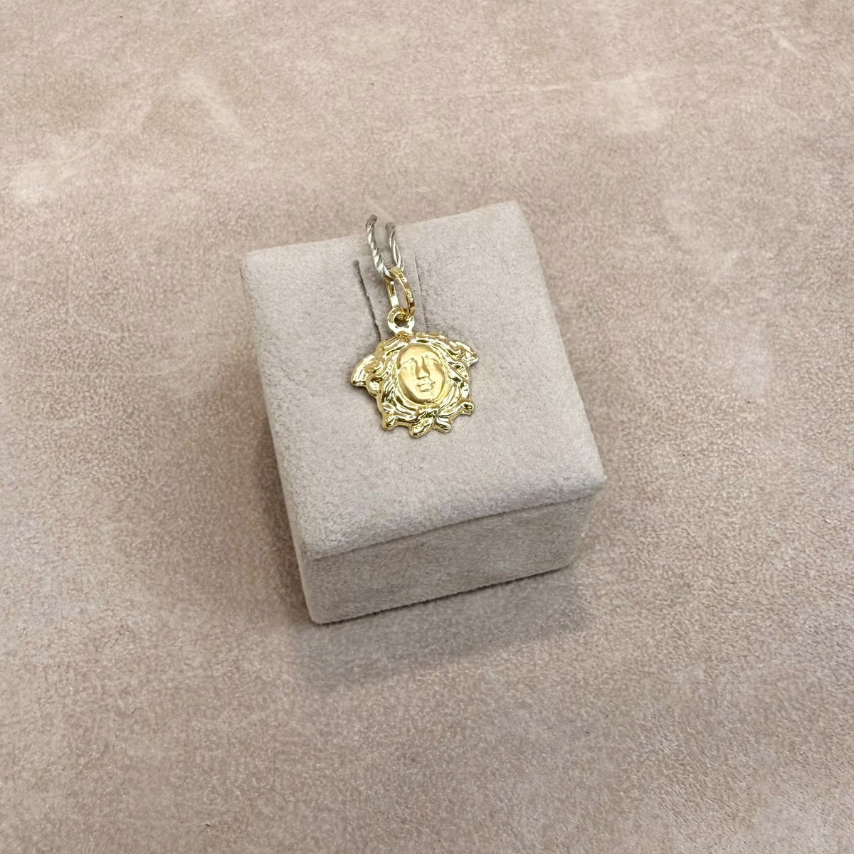 CIONDOLO MEDUSA IN ORO GIALLO 18 KT (750)