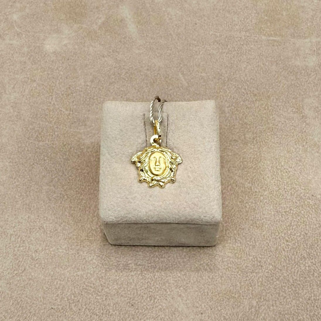 CIONDOLO MEDUSA IN ORO GIALLO 18 KT (750)