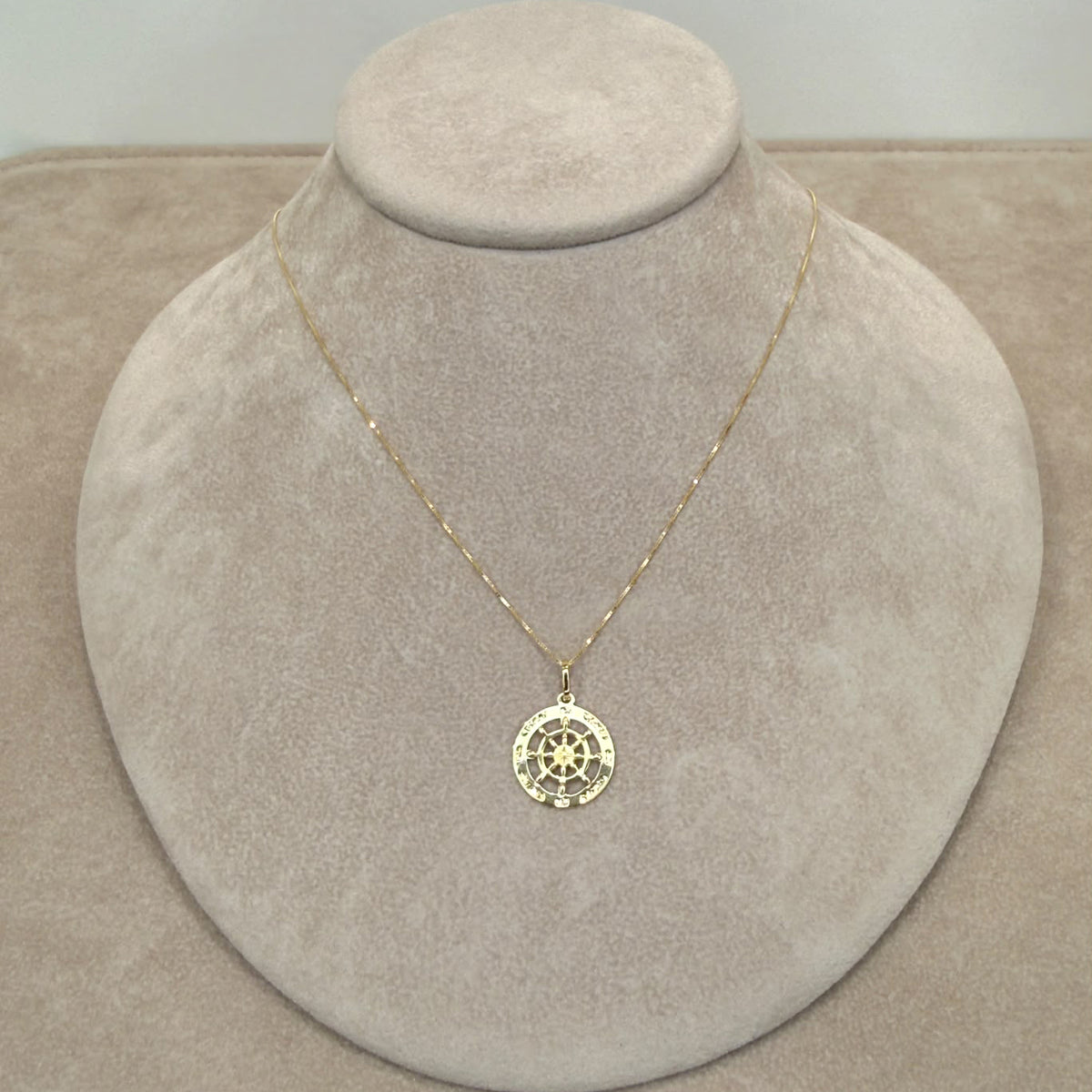 COLLANA CON PENDENTE ROSA DEI VENTI IN ORO GIALLO 18 KT (750)