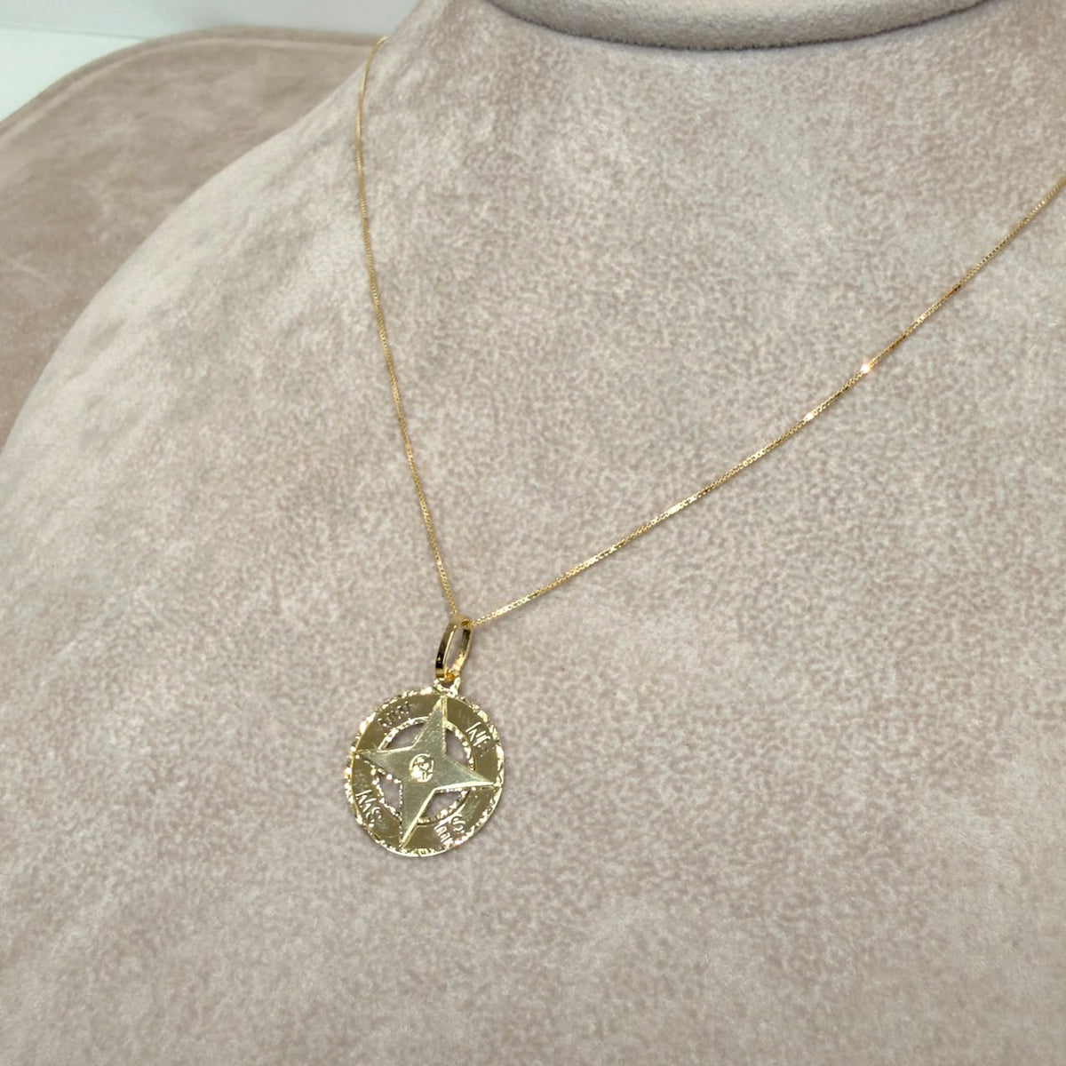 COLLANA CON PENDENTE ROSA DEI VENTI IN ORO GIALLO 18 KT (750)