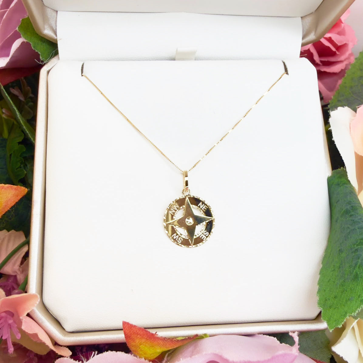 COLLANA CON PENDENTE ROSA DEI VENTI IN ORO GIALLO 18 KT (750)
