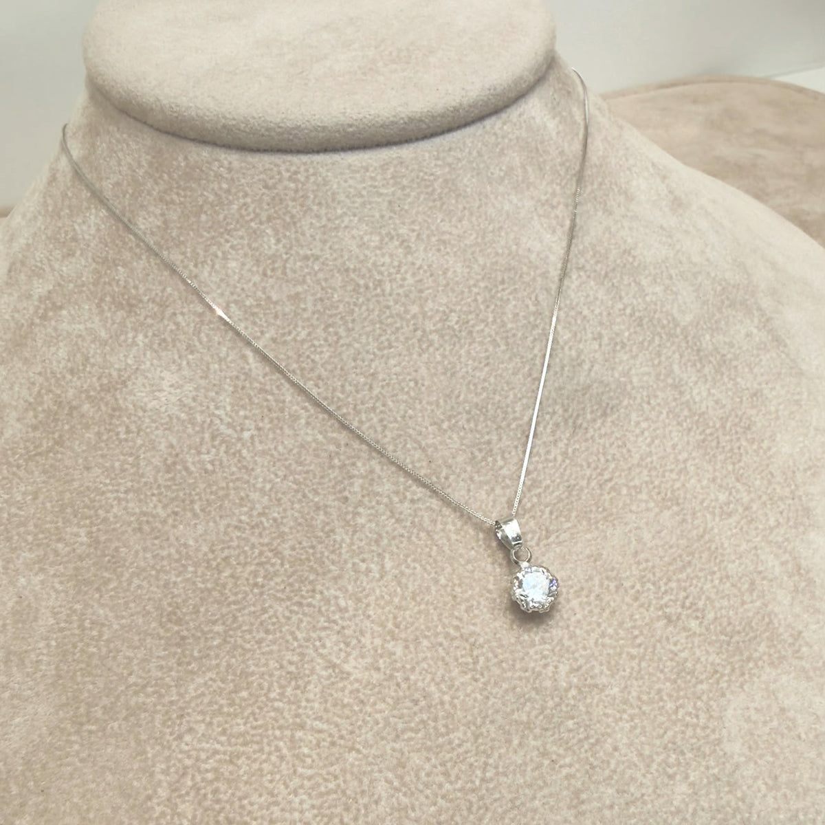 COLLANA IN ORO BIANCO 18 KT (750) CON PENDENTE PUNTO LUCE E ZIRCONI